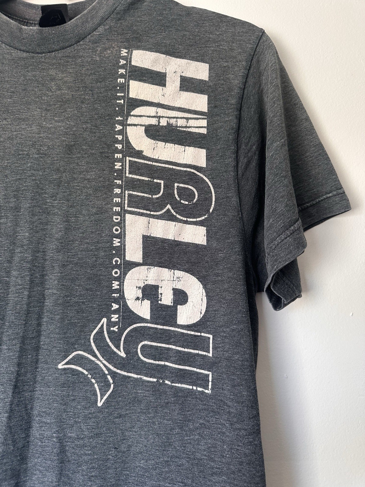 Hurley Men’s T-Shirt M Gray Crew Neck Short Sleeve Graphic Logo Cotton Knit gallery