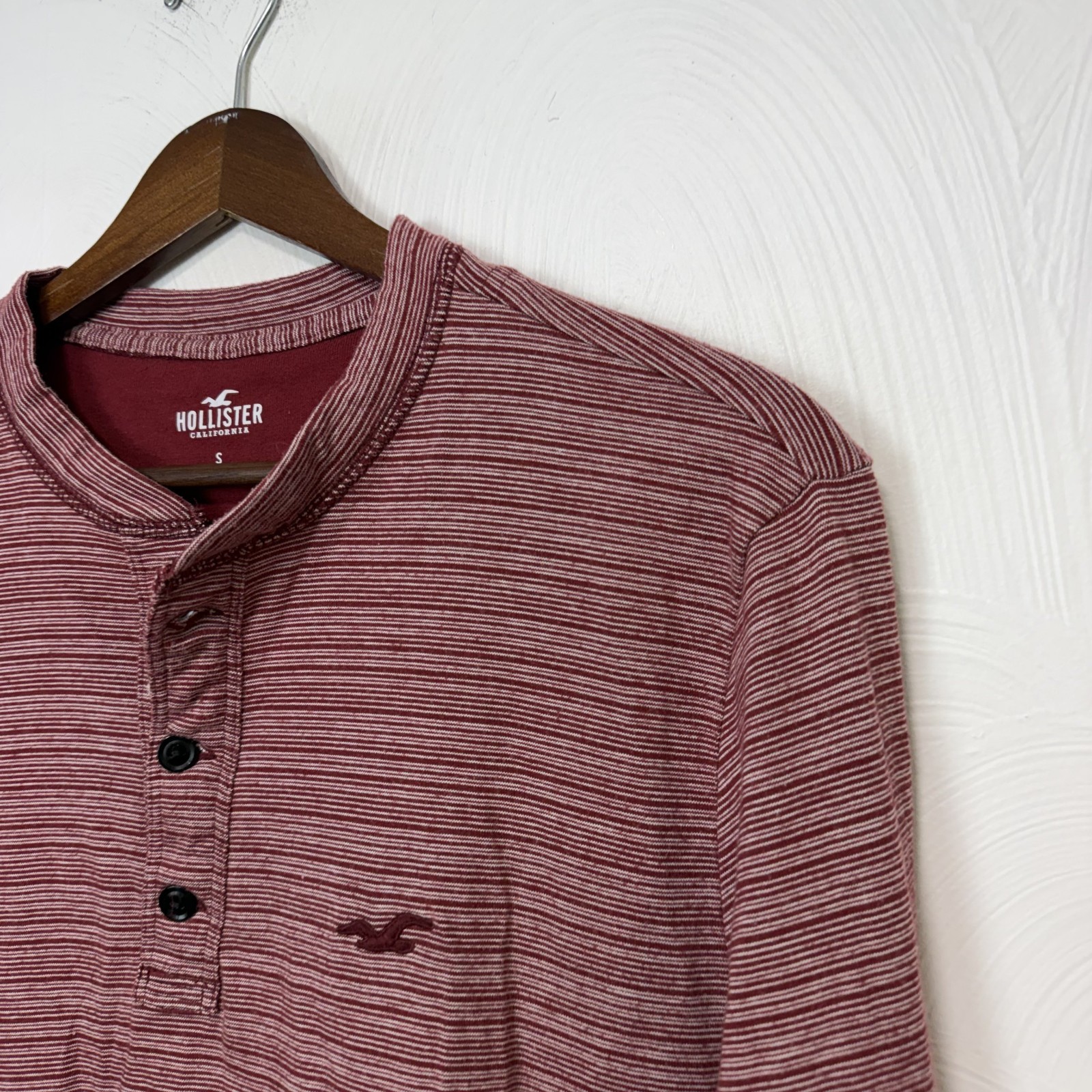 Hollister Men's Red Striped Henley Button Long Sleeve Casual Shirt Top Sz Small gallery