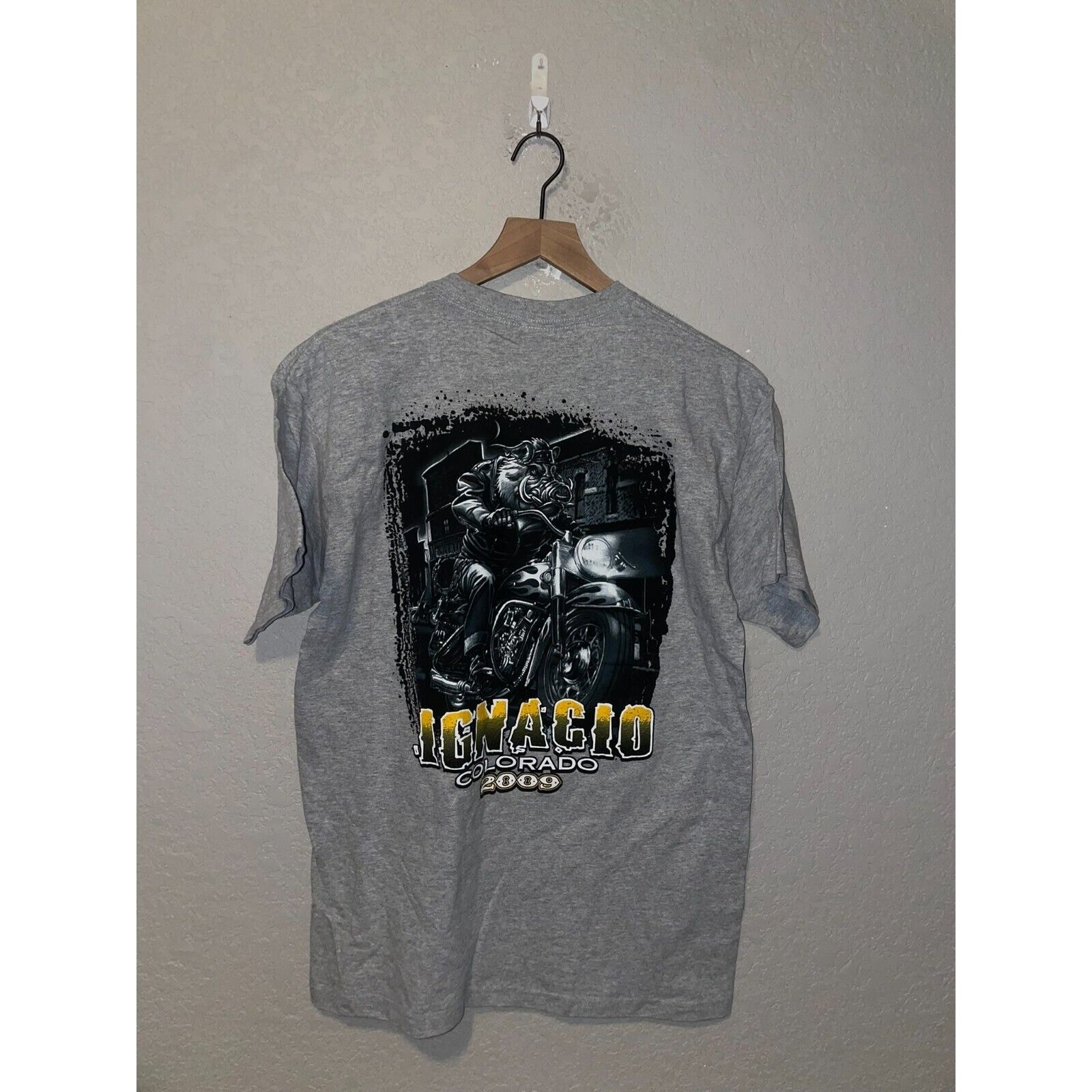 2009 Gildan Ignacio CO Colorado Hog Biker Graphic Gray Shirt Tee 2000s M Medium gallery