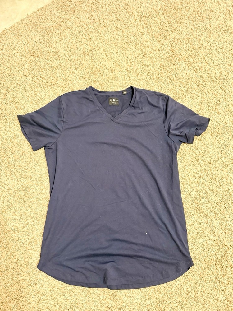Cuts Men’s V Neck Curve Hem Tee