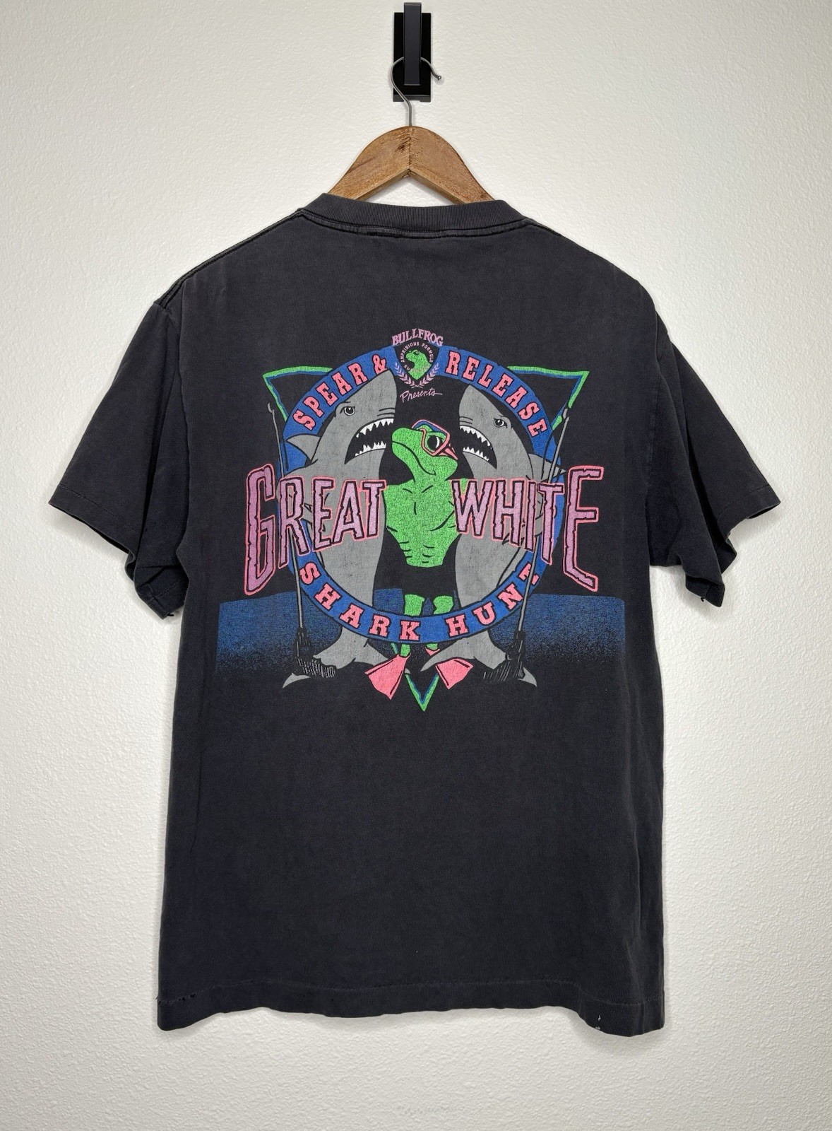Vtg 90s Bullfrog Amphibious Formula Sunblock Shark Hunt Distressed Tshirt Size L gallery