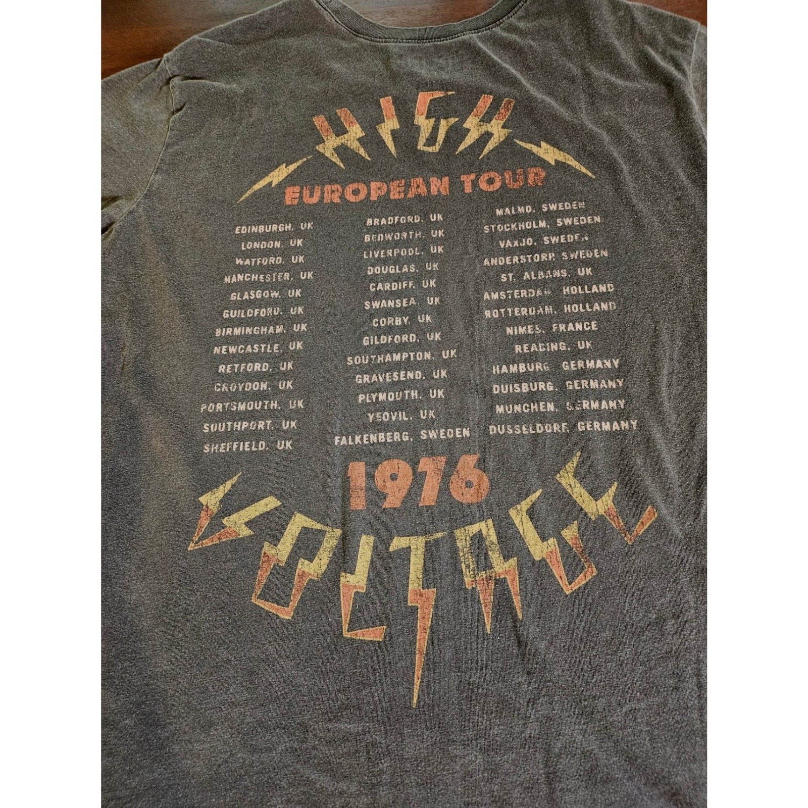 AC/DC Graphic T-Shirt Mens Large Gray High Voltage 1976 European Tour Band Tee gallery