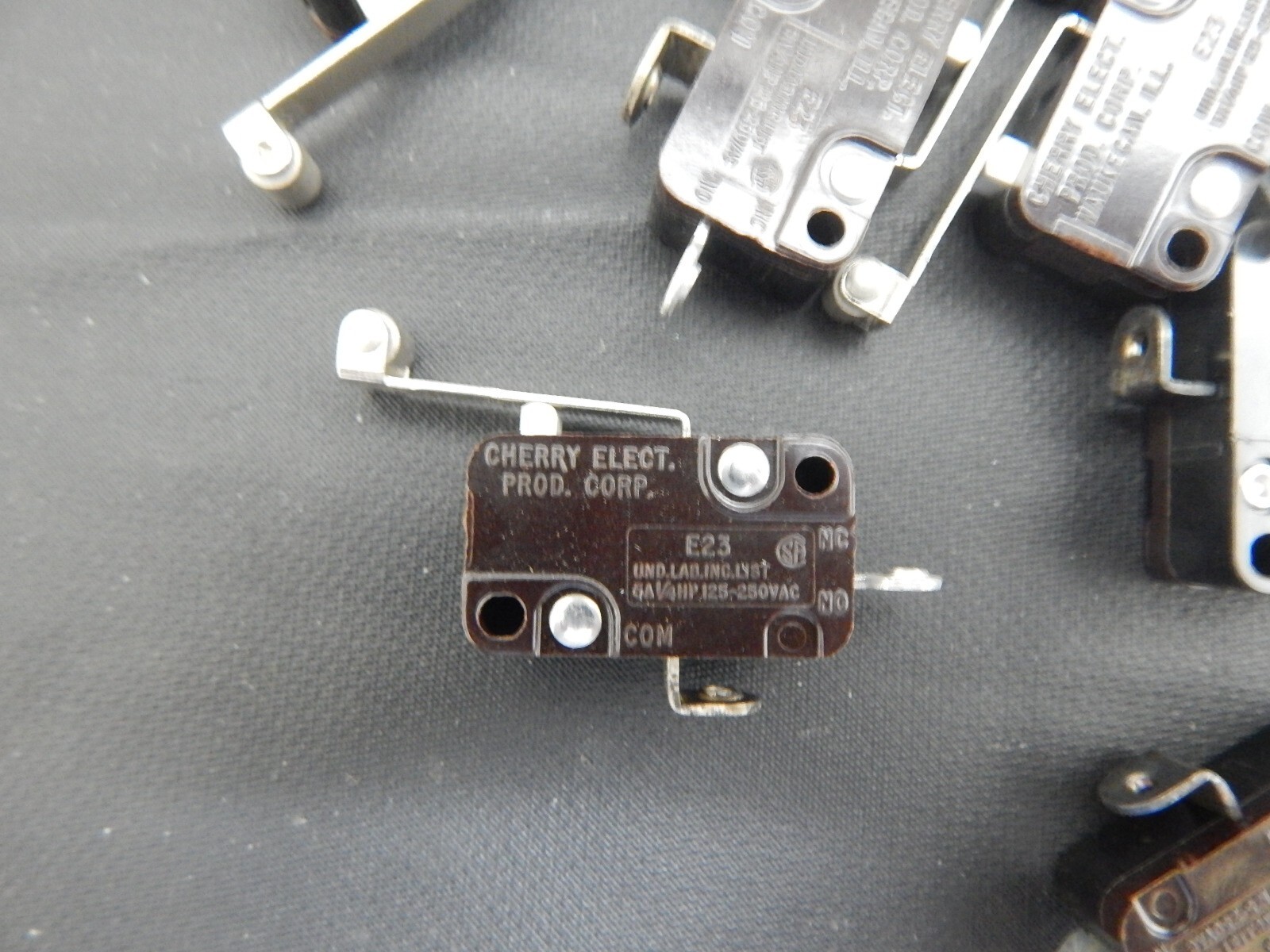 25 PACK CHERRY E23 MICROSWITCH – COM-N/O – 5A WITH ROLLER – USA FAST SHIPPING