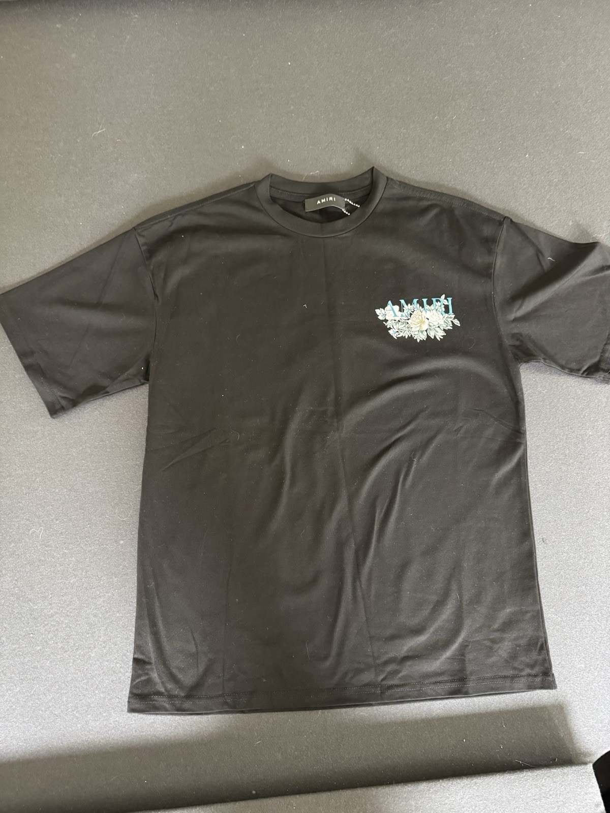 Amari  Tee Shirt Size Small