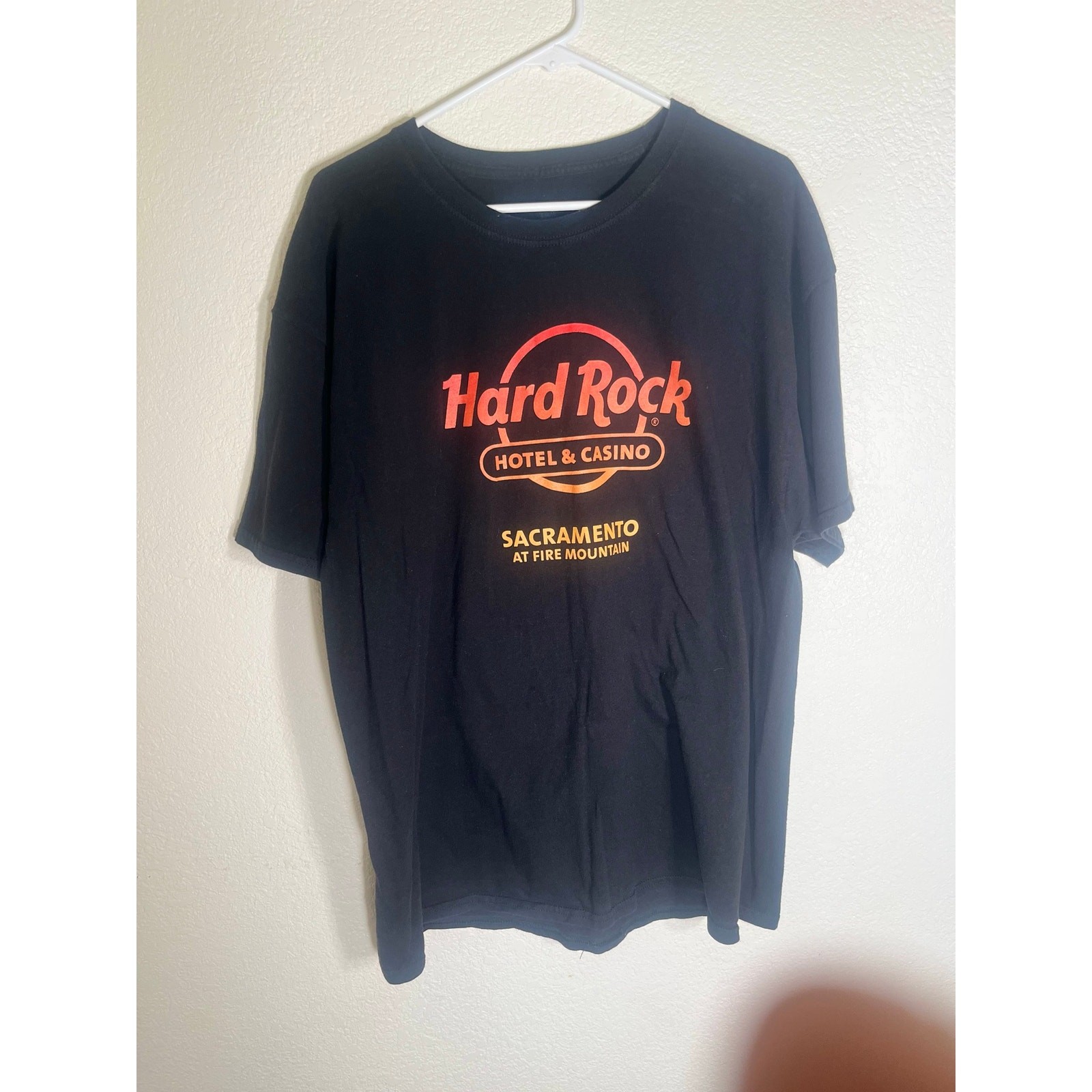 Hard Rock Large black T-shirt w/graphic design-used good