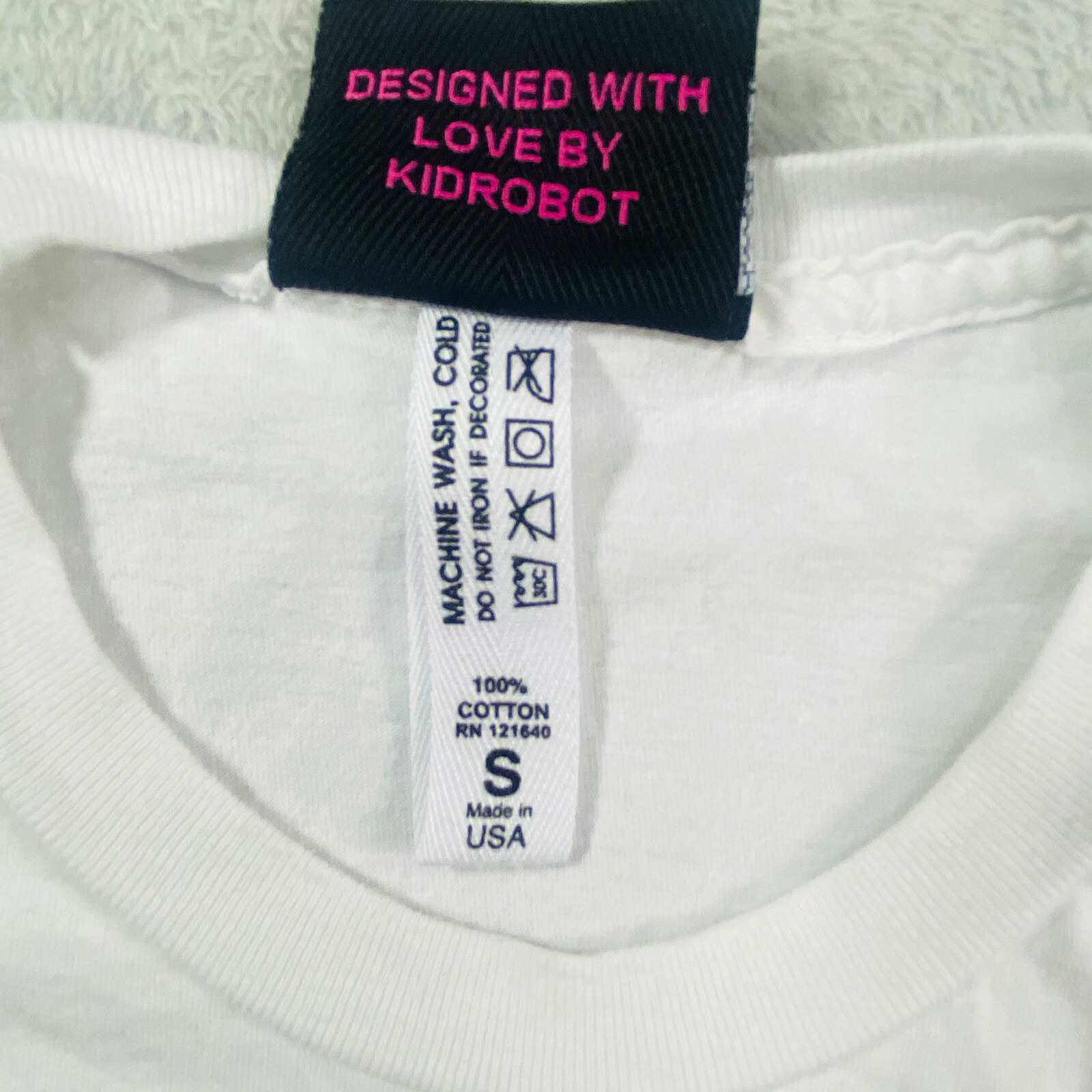 Kid Robot Shirt Mens Small White Stach Labbit Kozik Graphic Punk Streetwear y2k gallery