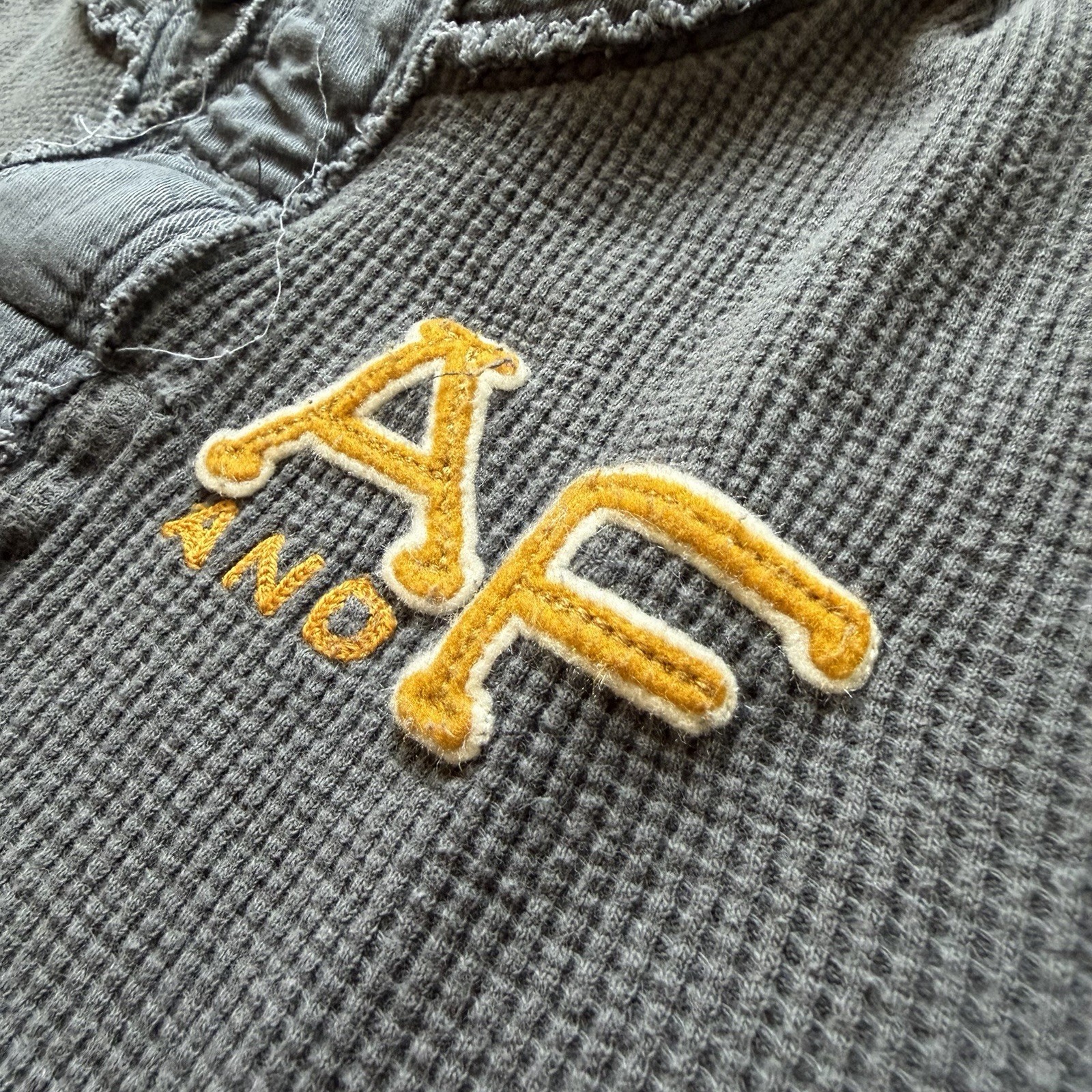 VTG Y2K Mens M Gray Abercrombie & Fitch Waffle Knit Henley Thermal Muscle Shirt gallery