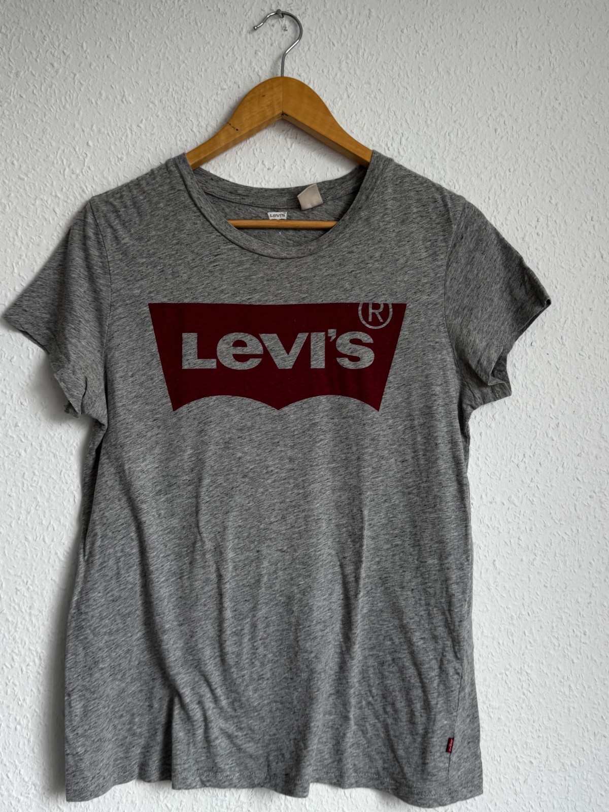 Levi’s Heather Grey Batwing Graphic Tee, Size S gallery