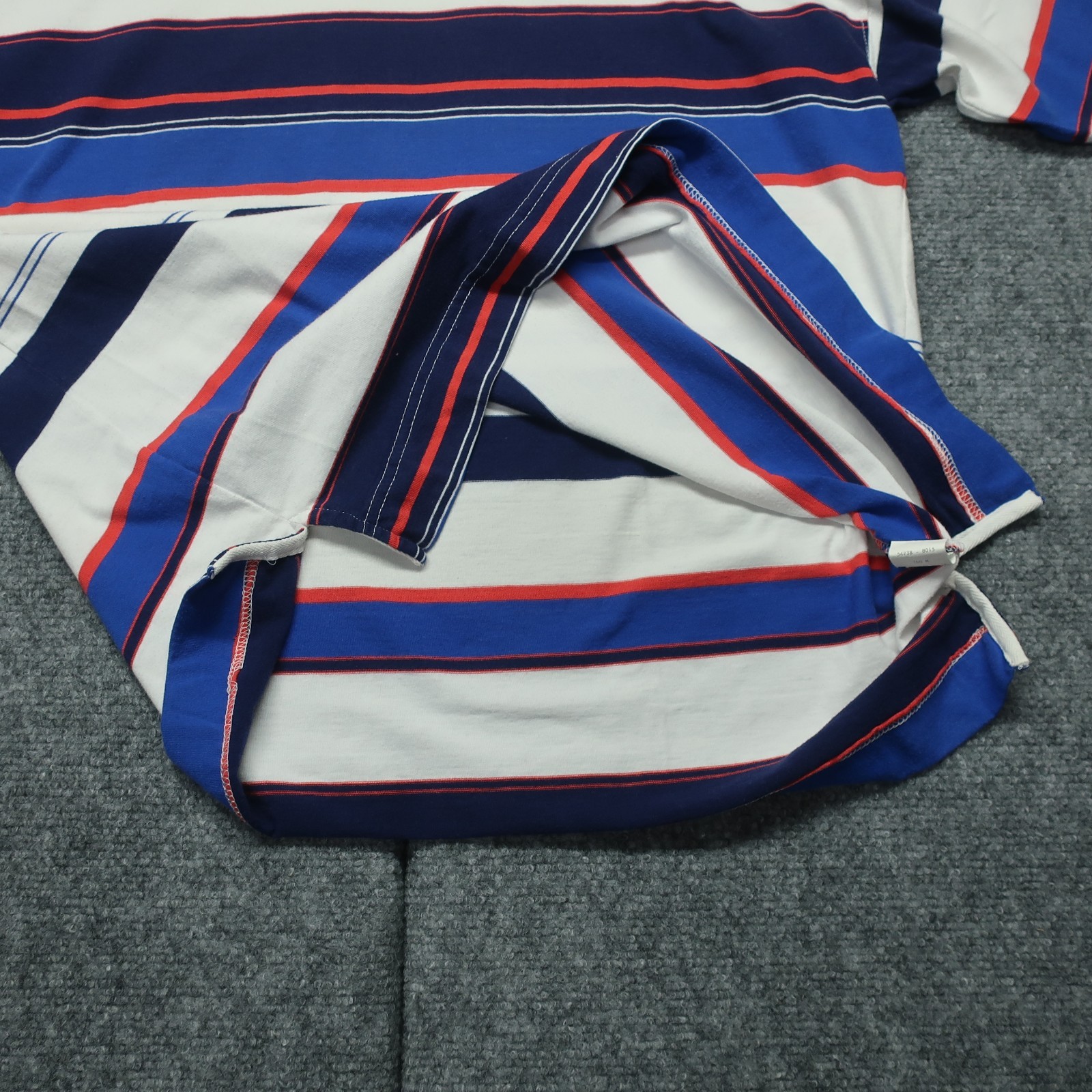 Vintage Levi's Relaxed Fit T-Shirt Mens M White Blue Striped Crew Neck Comfort gallery