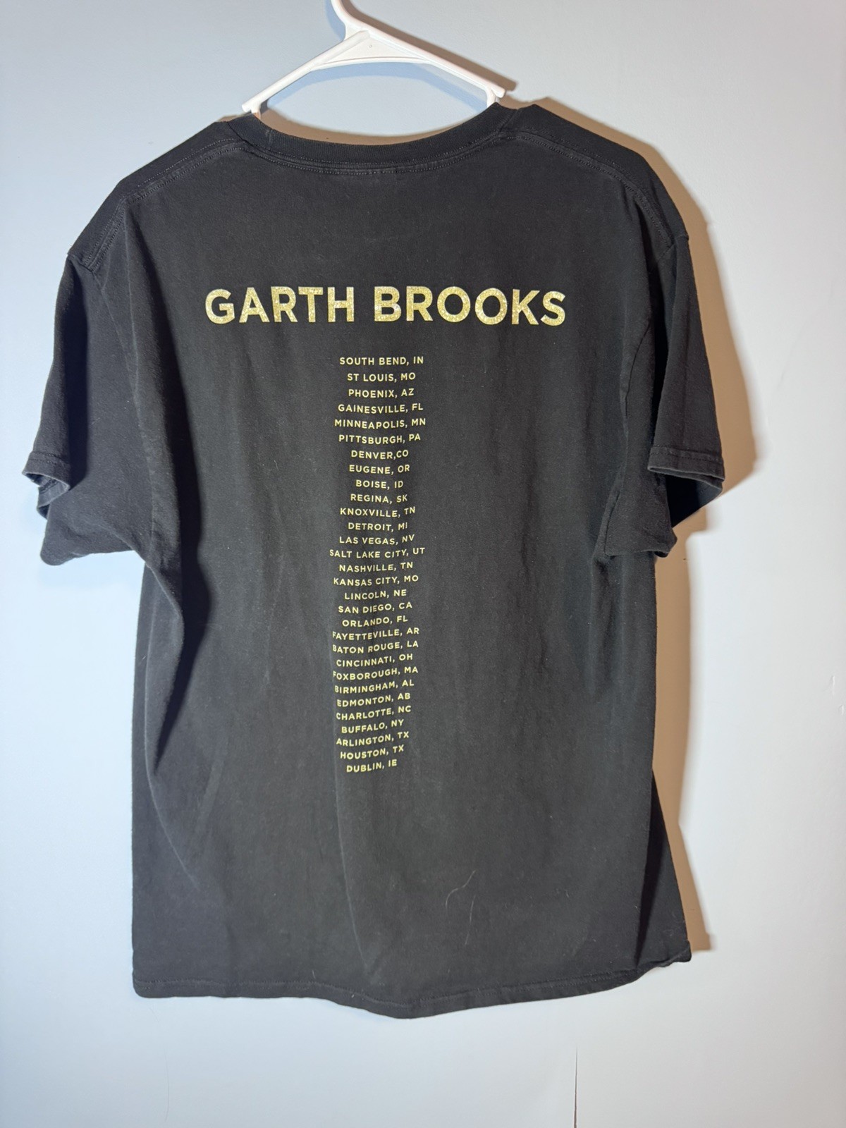 GARTH BROOKS NEW OFFICIAL ADULT MEN'S (LARGE) STADIUM TOUR CONCERT T-SHIRT 2022 gallery