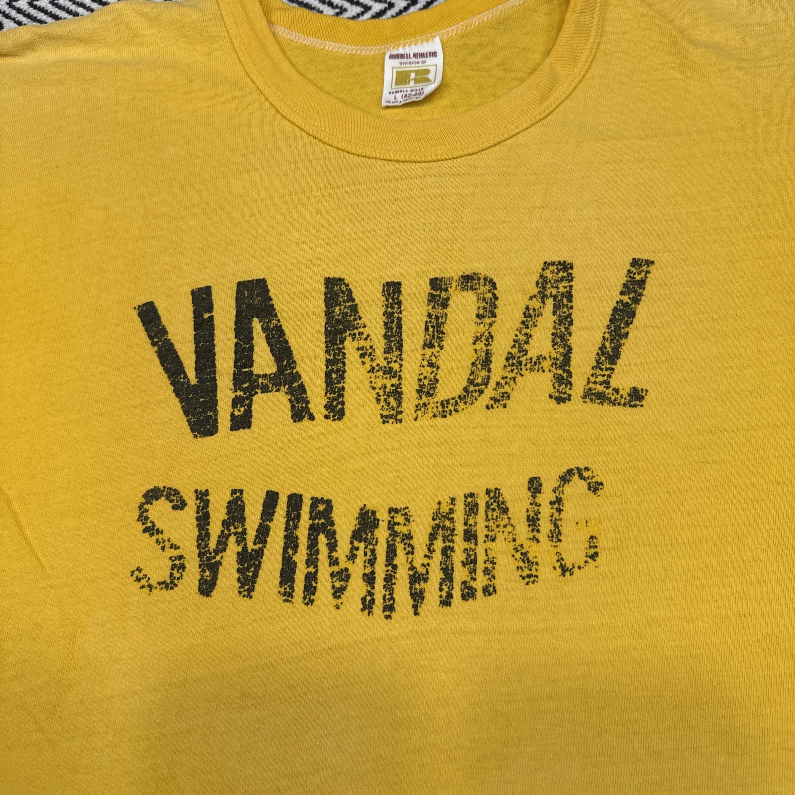 VTG 80s Russell Athletic Size LARGE University Idaho Vandal Swimming Shirt USA gallery