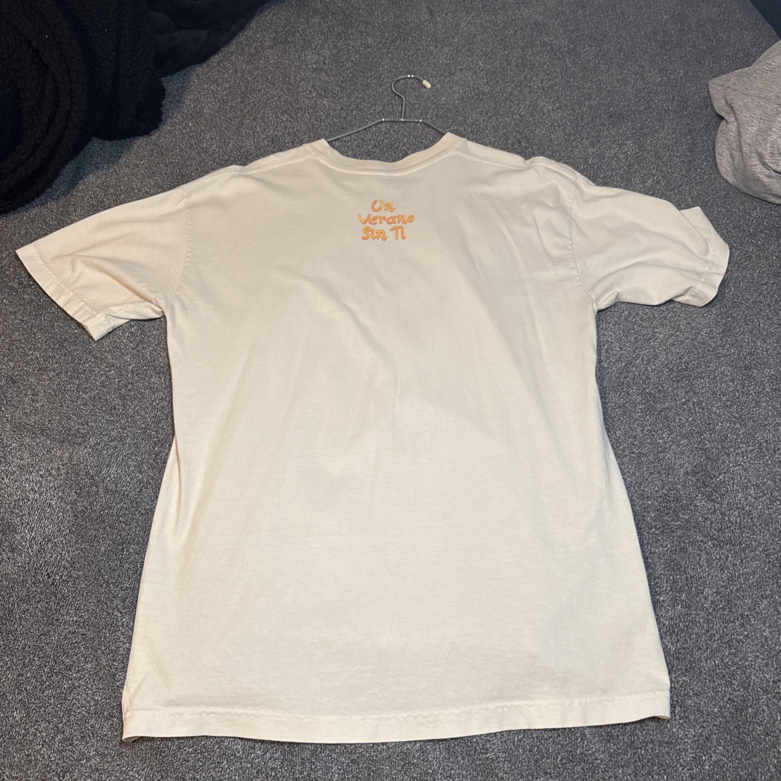 Bad Bunny World's Hottest Tour Un Verano Sin Ti Heart T-Shirt Size Large gallery
