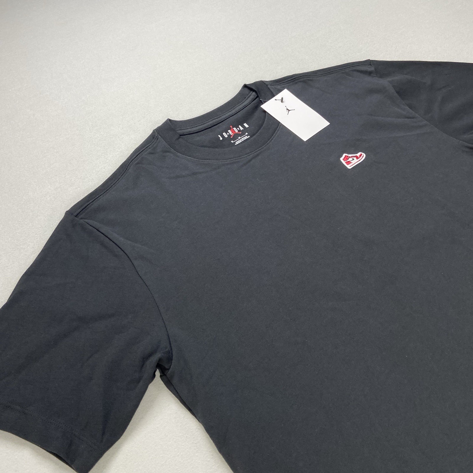 HJ2326-010 Nike Air Jordan Men's AJ1 High Chicago Sneaker Patch T-Shirt Size M gallery
