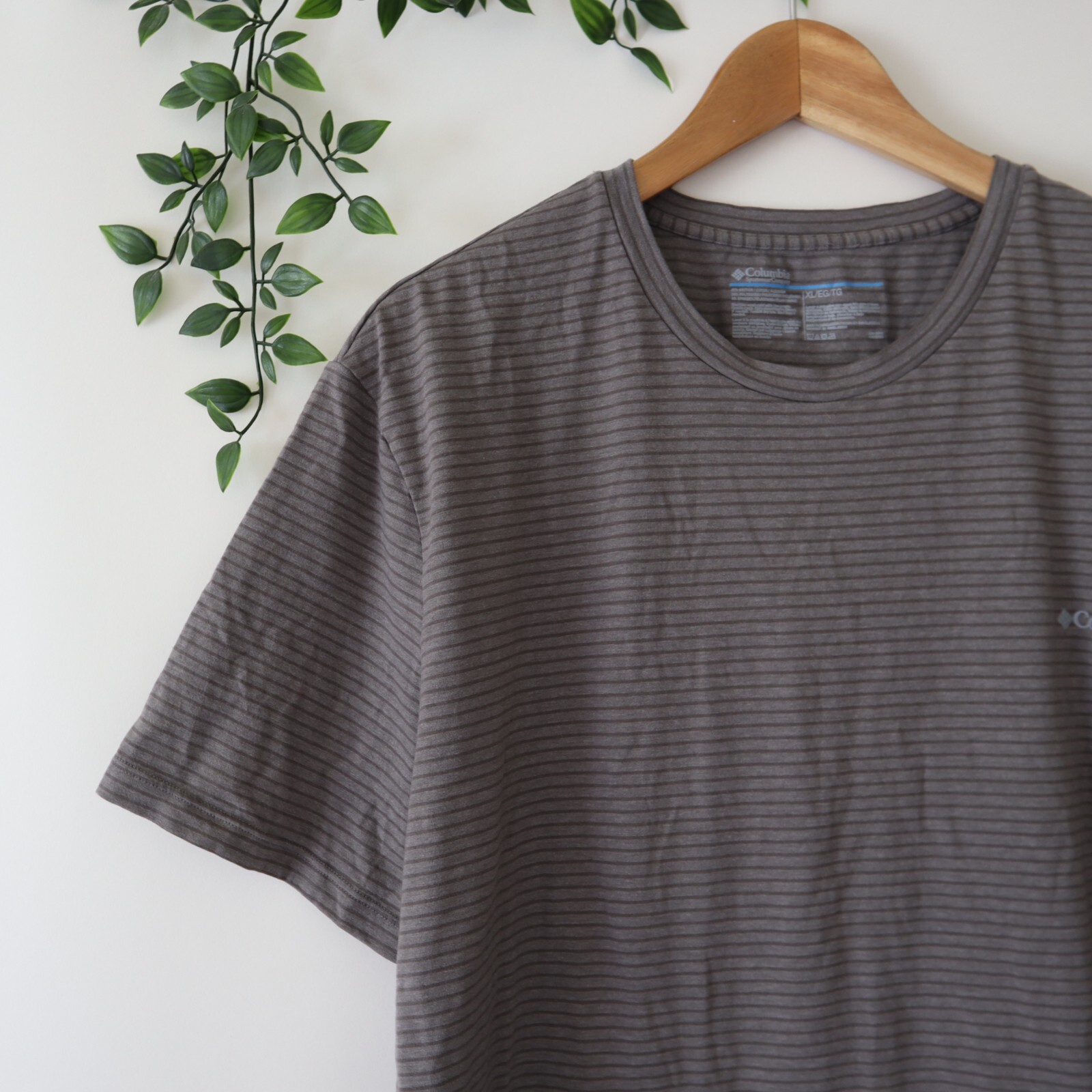 Columbia Men's Short Sleeve Cotton Poly Blend Gray Striped Shirt XL Extra Large gallery