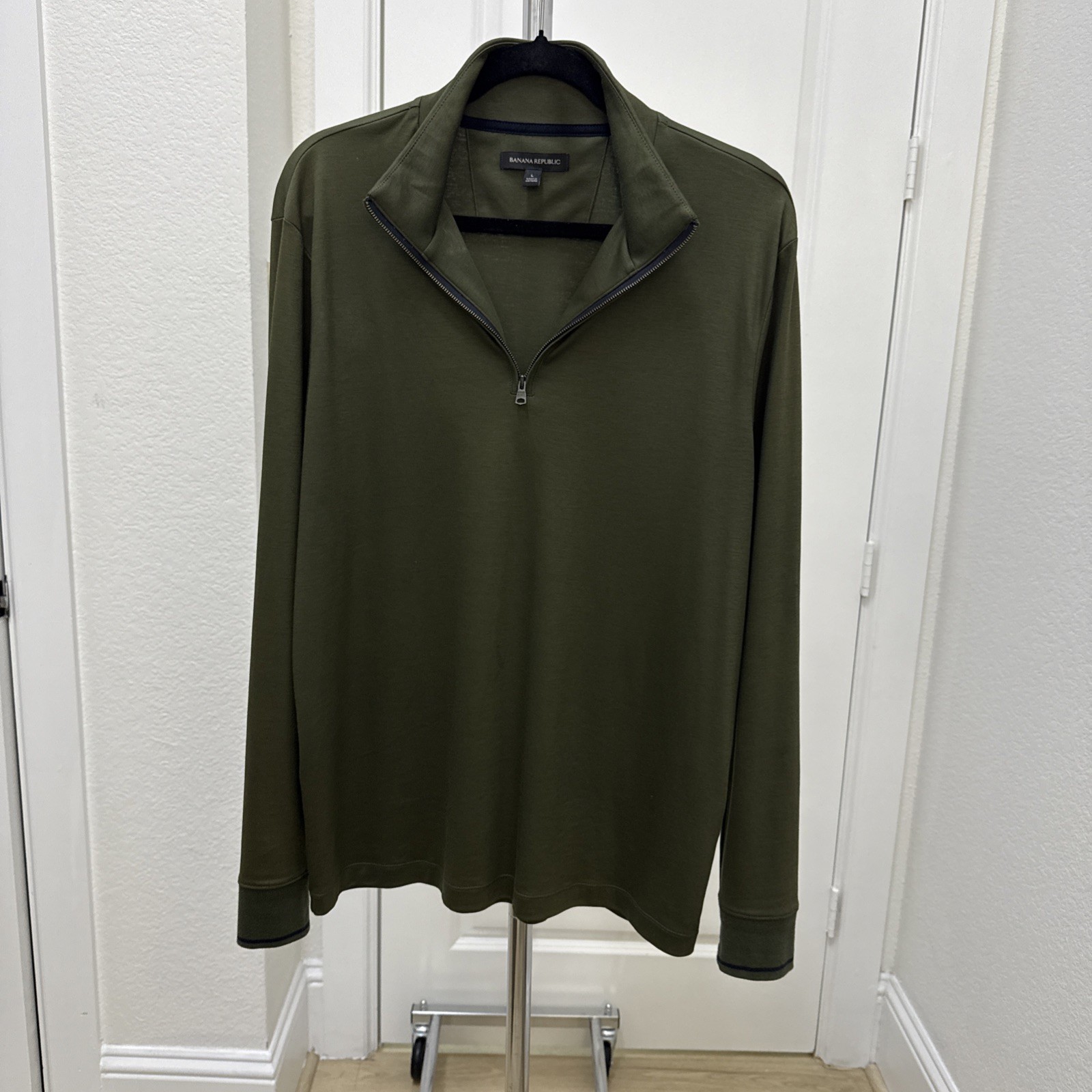 Banana Republic Men’s half Zip Tshirt Large