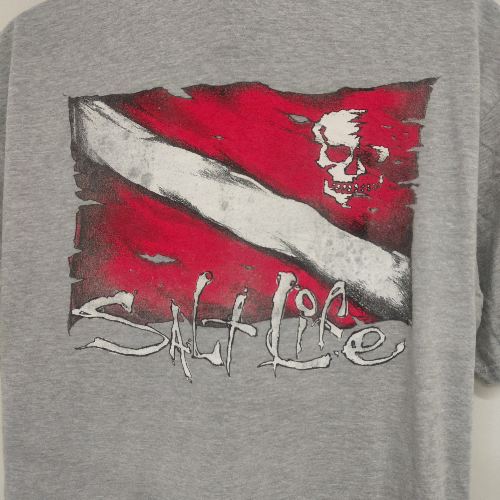 Salt Life Dive Flag Tshirt Men's Size XL Gray/Red Short Sleeve Skull Crewneck... gallery