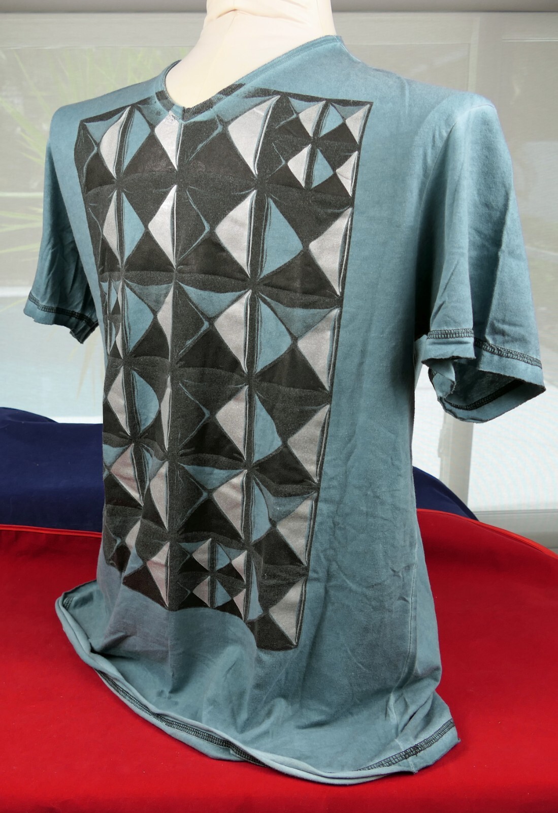 Size L - MARC ECKO V-NECK T-SHIRT TEAL w BLACK and SILVER GEOMETRIC DESIGN gallery