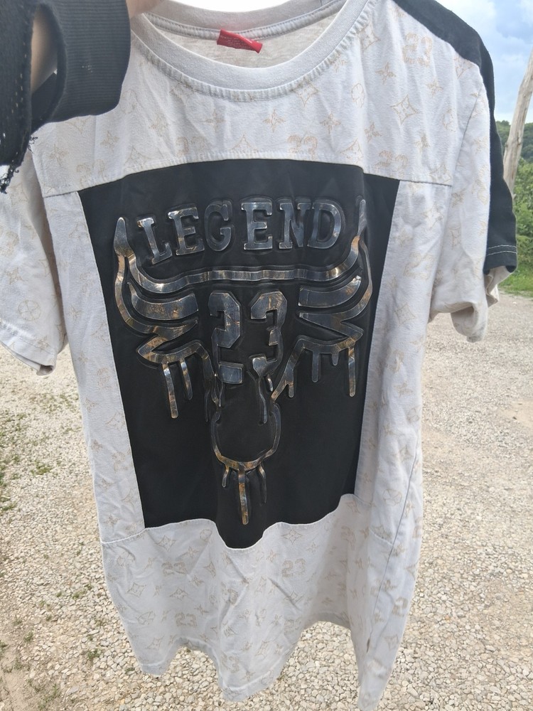 Victorious Men’s M White/Black Crew Neck Short Sleeve “LEGEND 23” Bull Tee