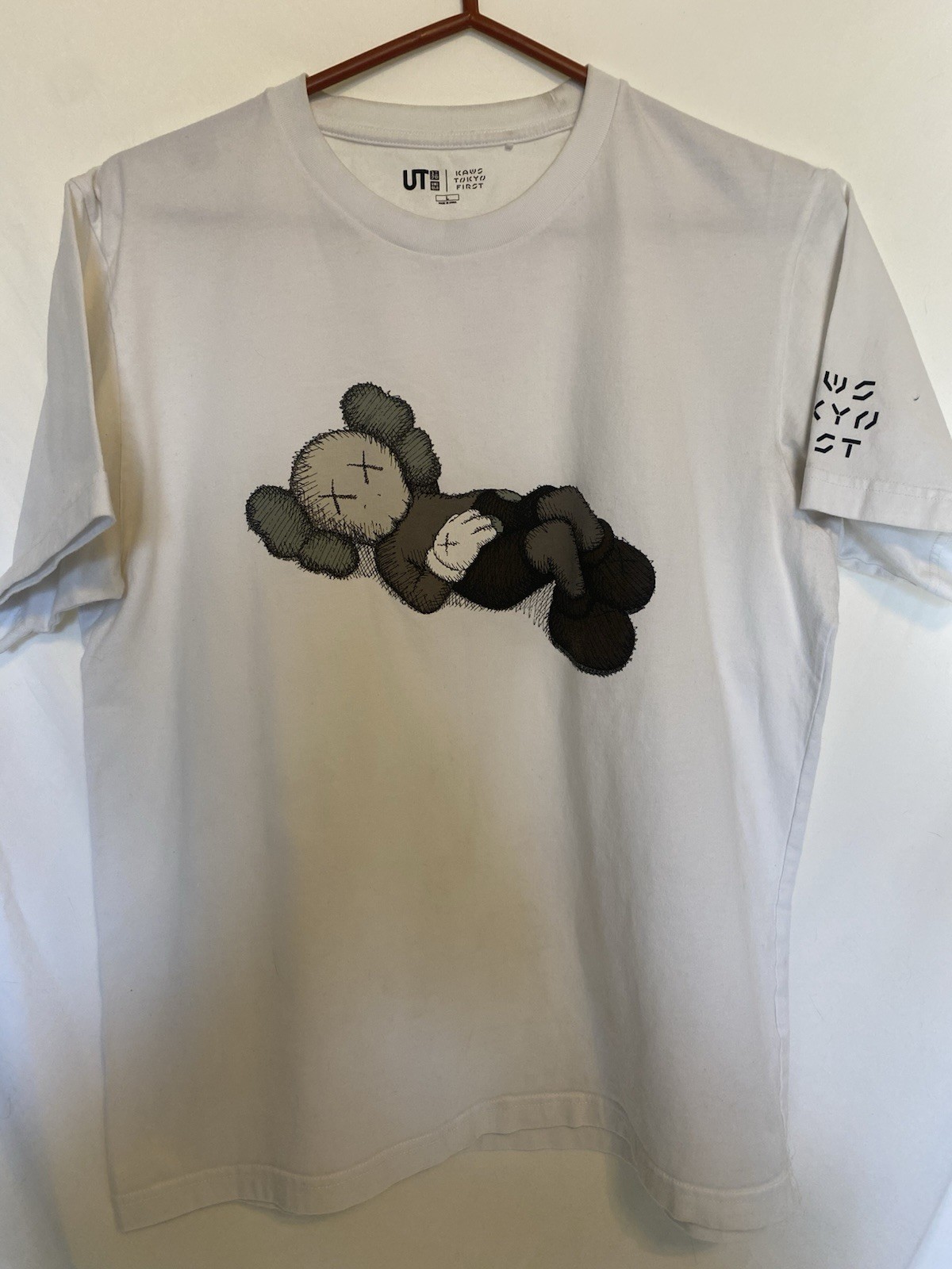 Uniqlo UT KAWS Tokyo First White Graphic T-Shirt Men’s L Companion Laying Down gallery