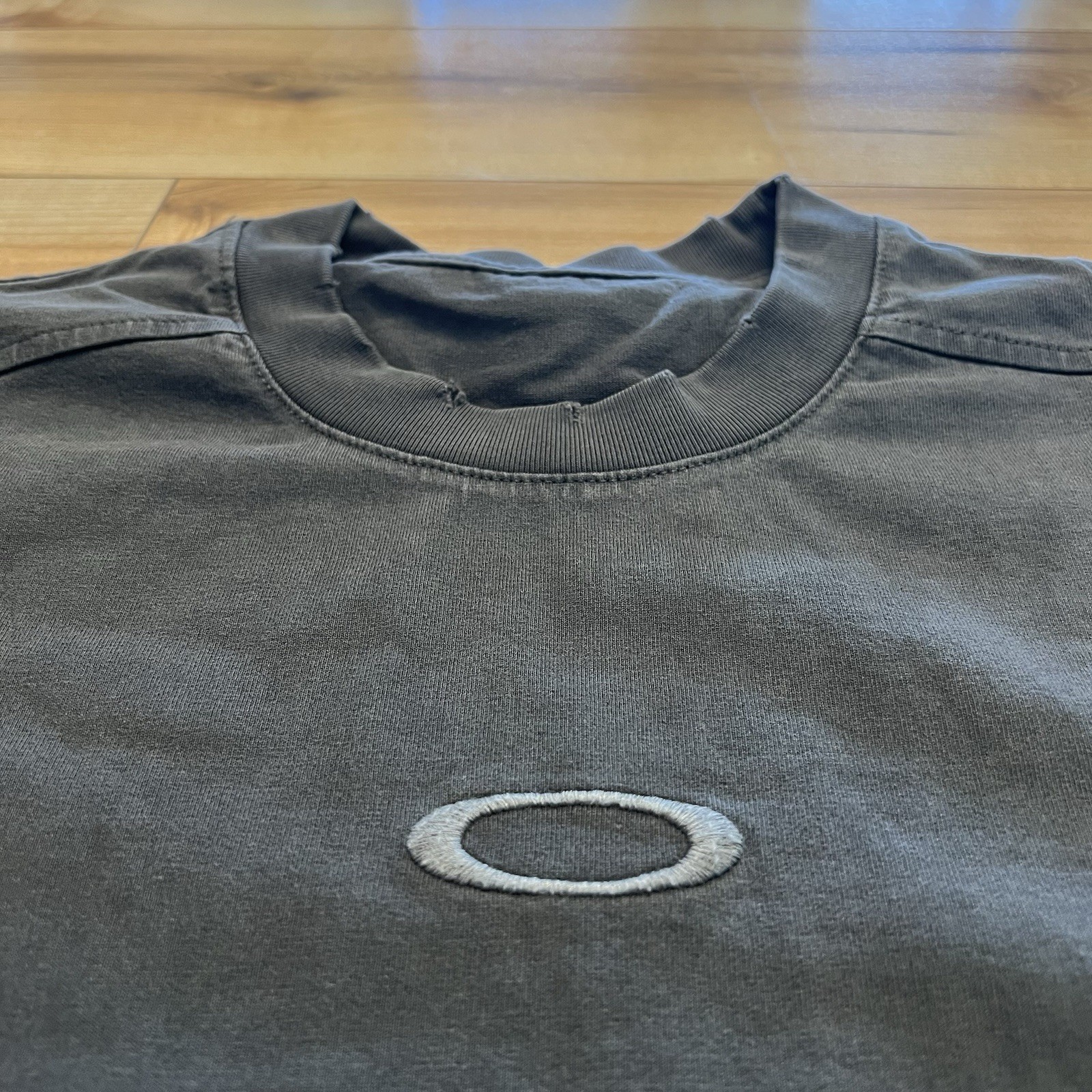 Oakley Men's Vintage T-Shirt Center Logo Graphic Size Medium gallery