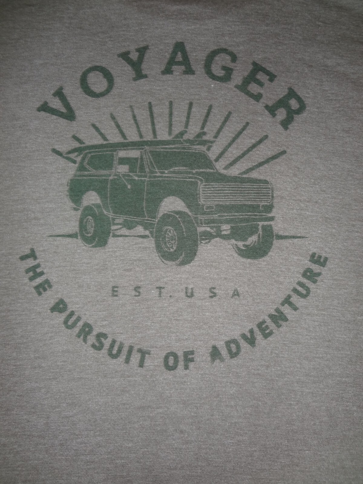 NWT VOYAGER THE PRUSIT OF ADVENTURE SOFT GRAY MEDIUM T-SHIRT H798