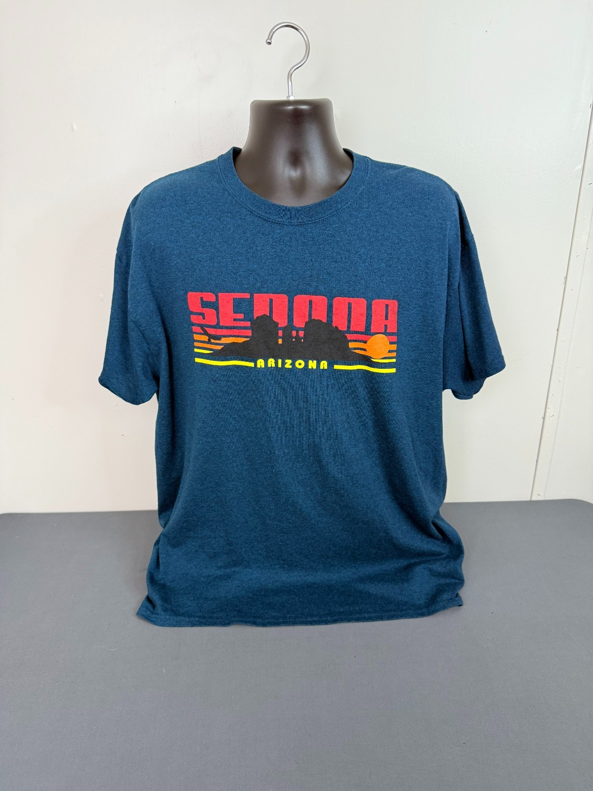 Gildan Men's Sedona Arizona Graphic Crew Neck Short Sleeve T-Shirt Blue Size XL gallery