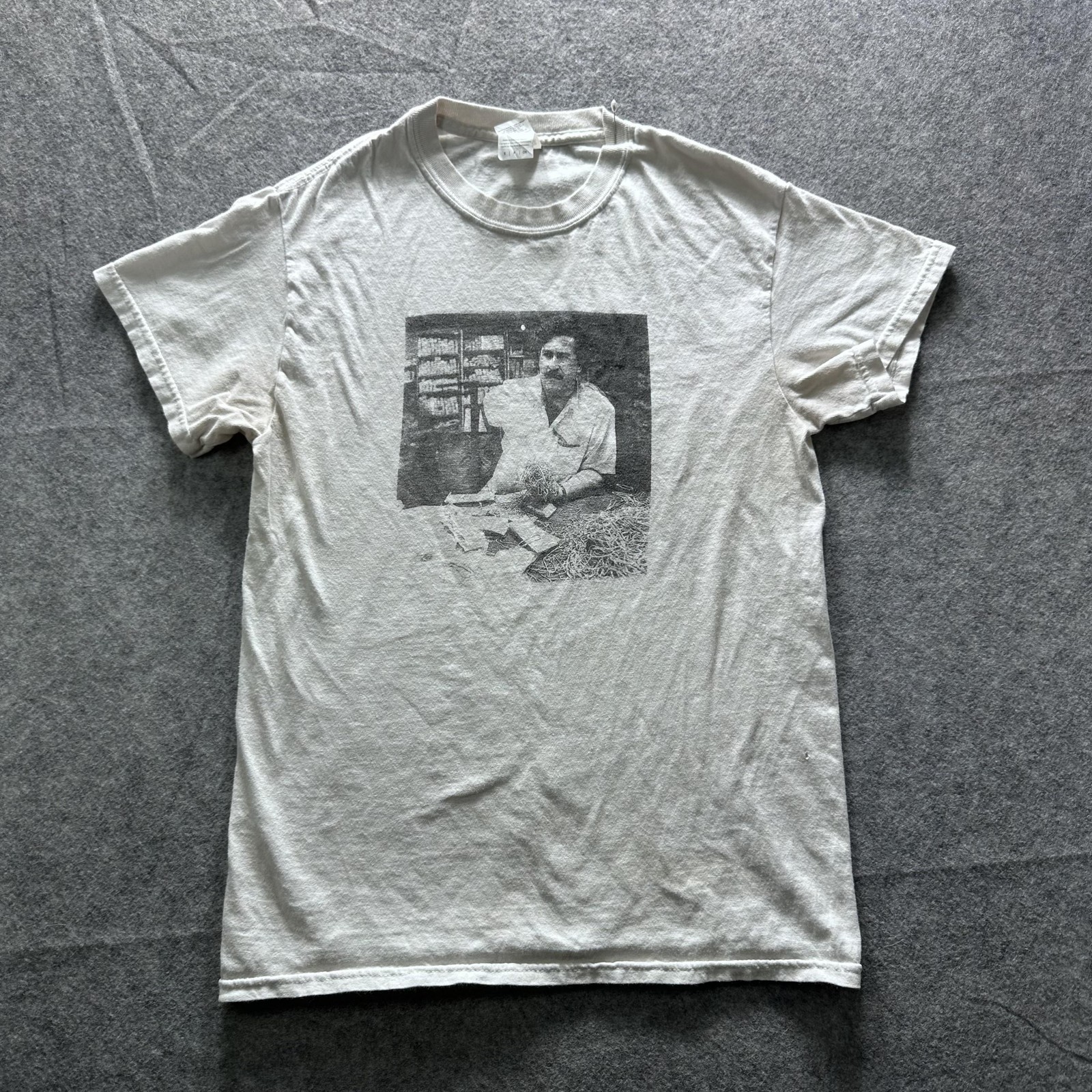 Gildan Shirt Mens Small Beige Photo Man Money Graphic Tee Gun Back Double Sided gallery
