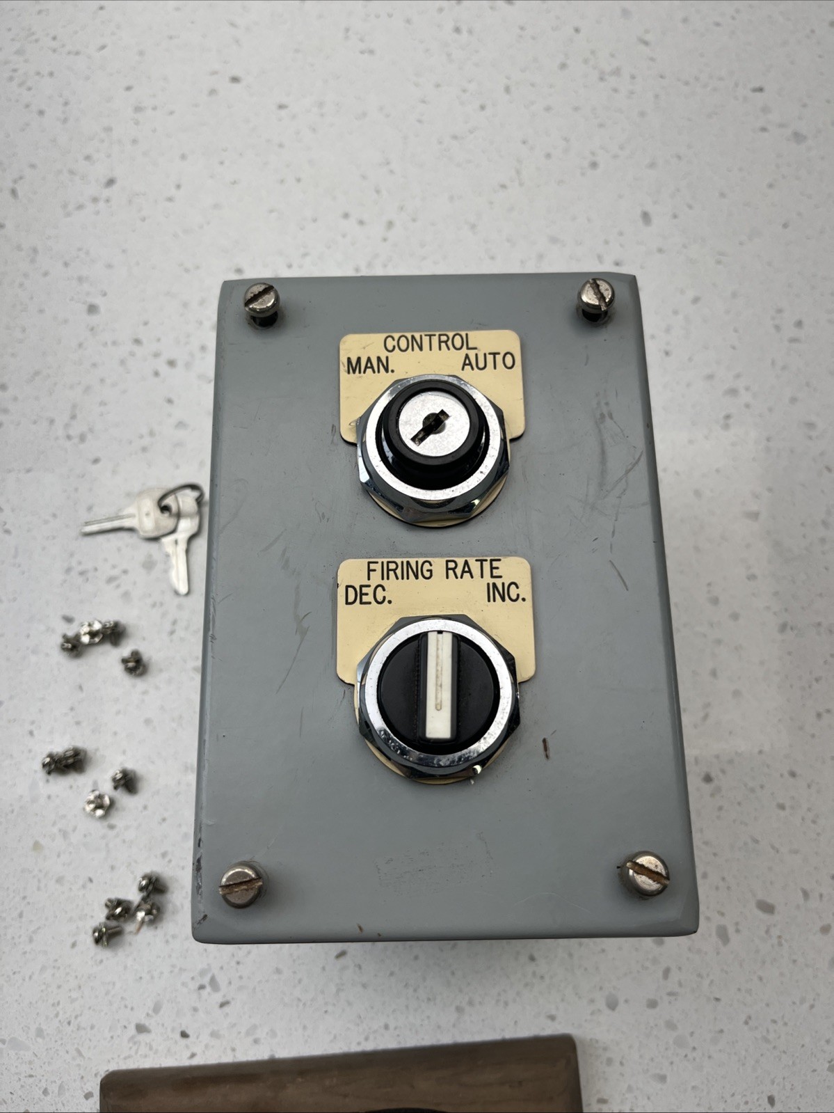 E-2PBX Hoffman Enclosure With IDEC Key & Selector Switchs NOS