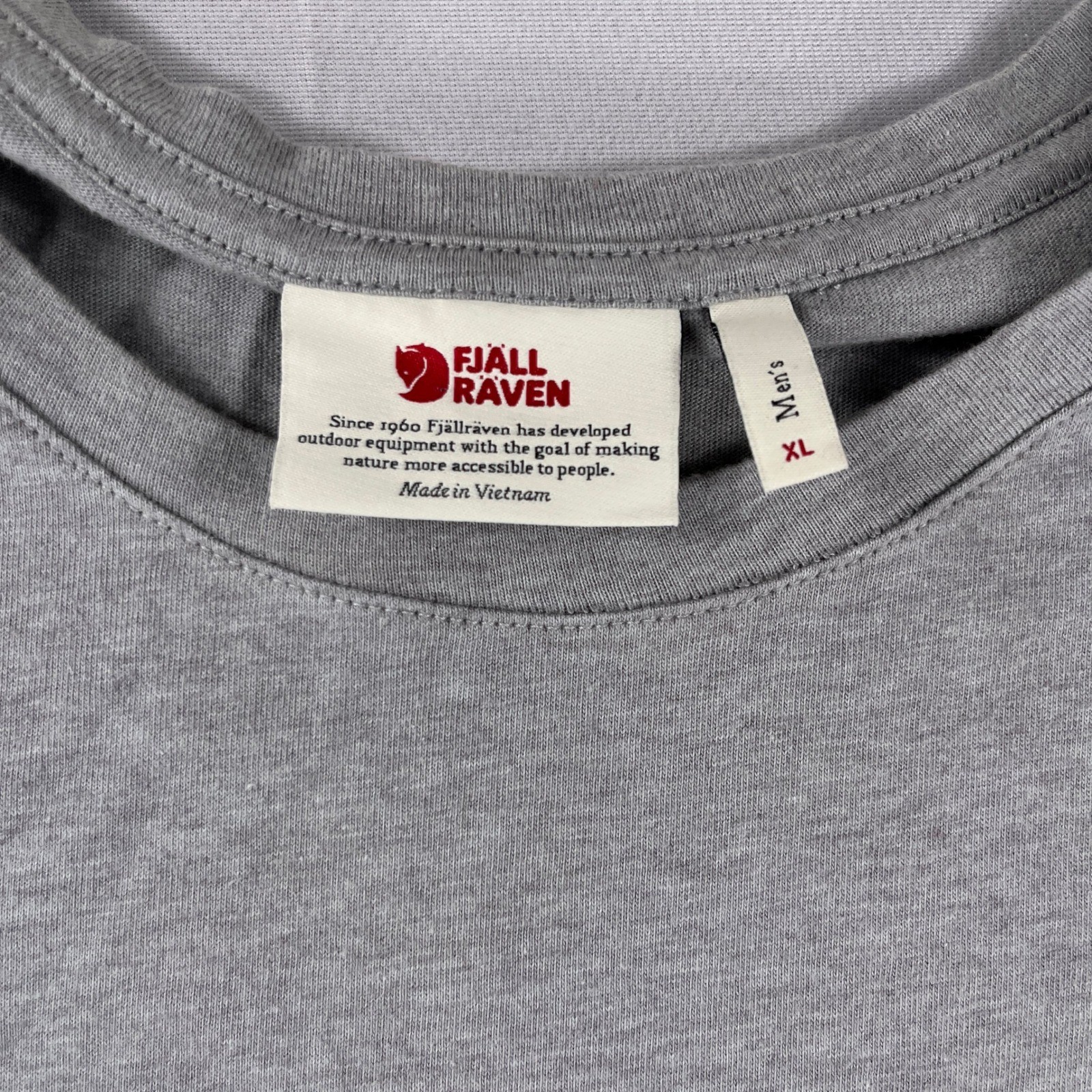 Fjallraven T-Shirt Mens XL Gray Short Sleeve Pocket Crew Neck Logo Cotton Tee gallery