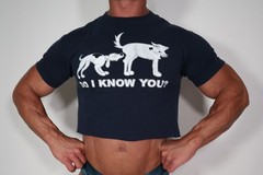MEN’S SHORT SLEEVE CROPPED “DO I KNOW YOU” SHIRT SIZE M (HOLE ON COLLAR)