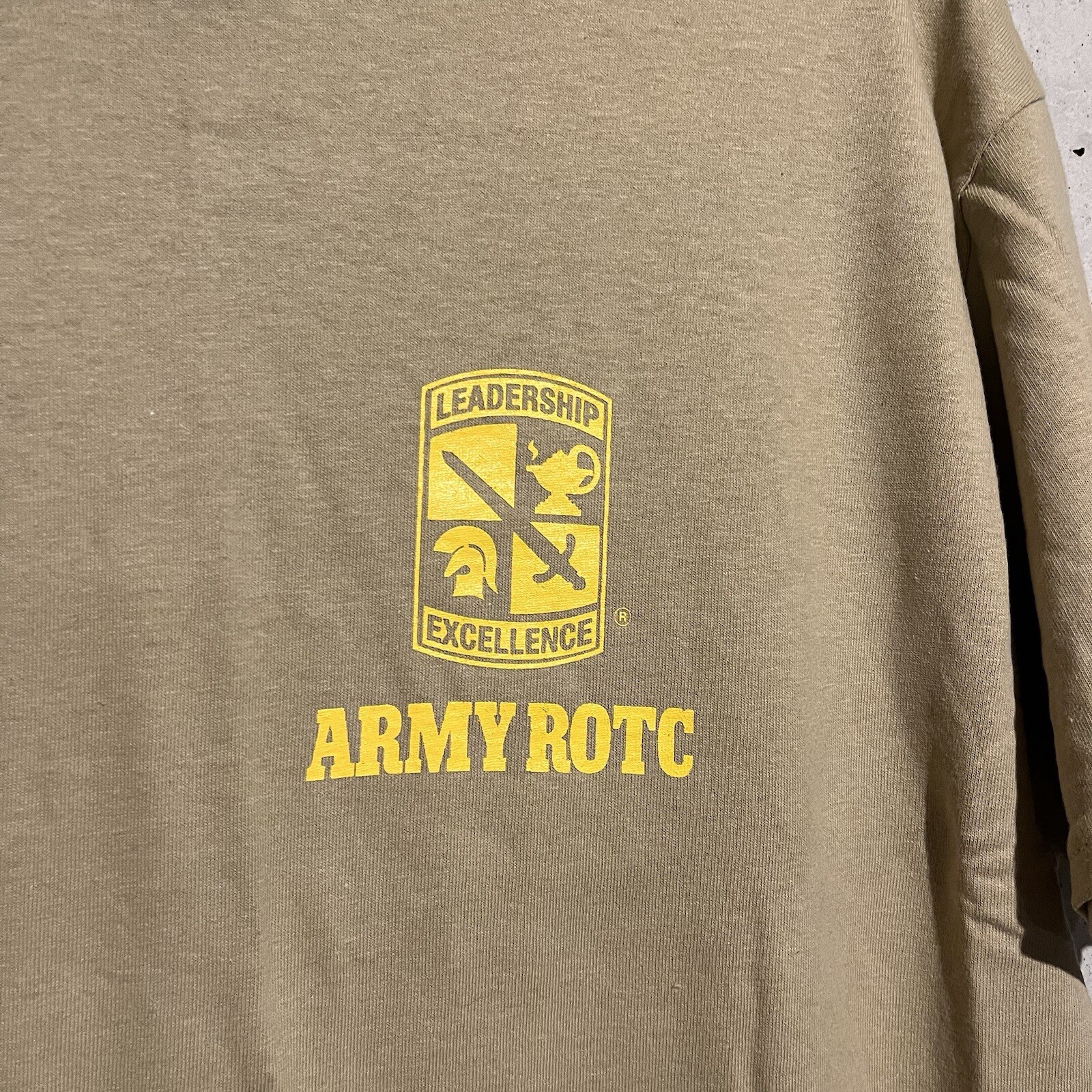 Army ROTC Men Leadership Excellence Crest Logo Sand Tan T-Shirt Size Large NEW gallery