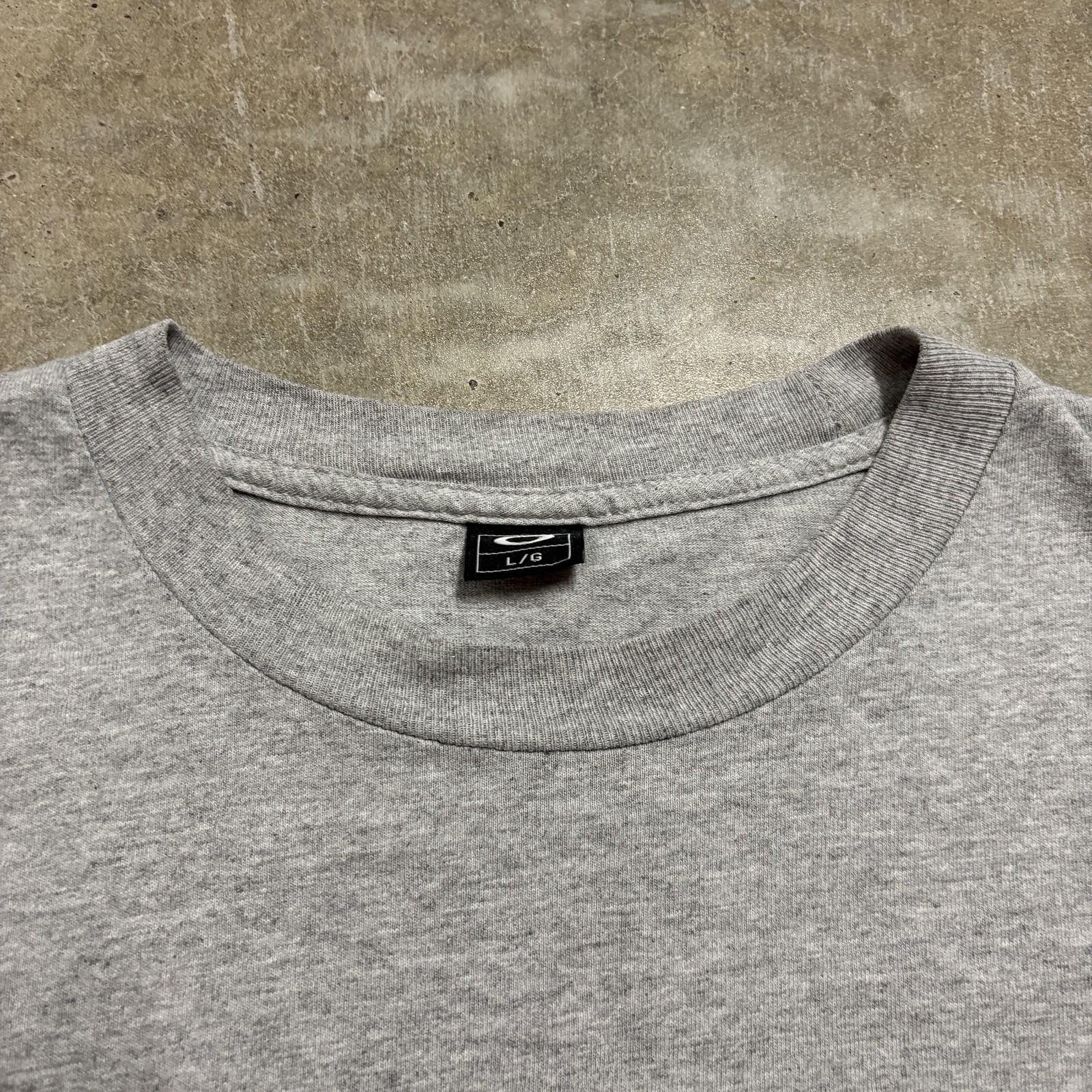 Oakley Men's Grey Long Sleeve T-Shirt Size L Y2K Surf Style gallery