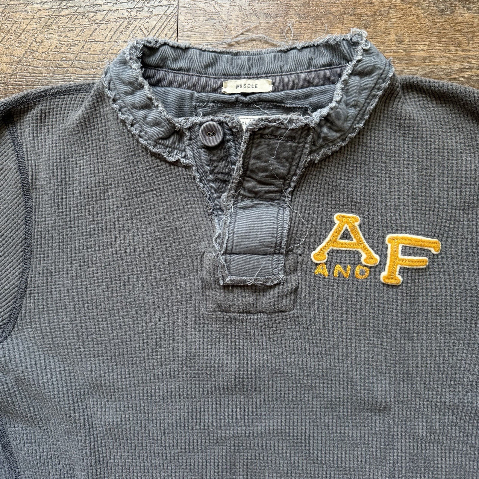 VTG Y2K Mens M Gray Abercrombie & Fitch Waffle Knit Henley Thermal Muscle Shirt gallery