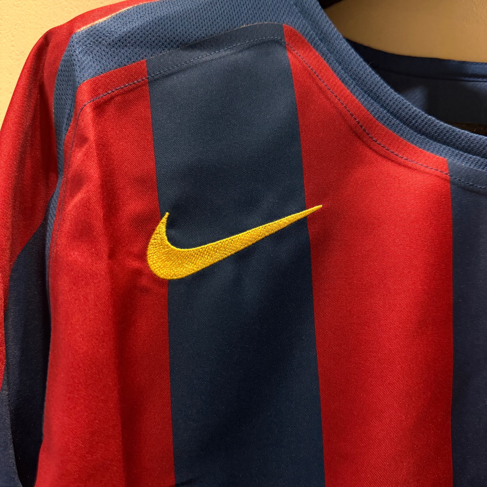 Nike Ronaldinho FC Barcelona 2005/06 Retro Replica Long-Sleeve Jersey HQ1462-471 gallery