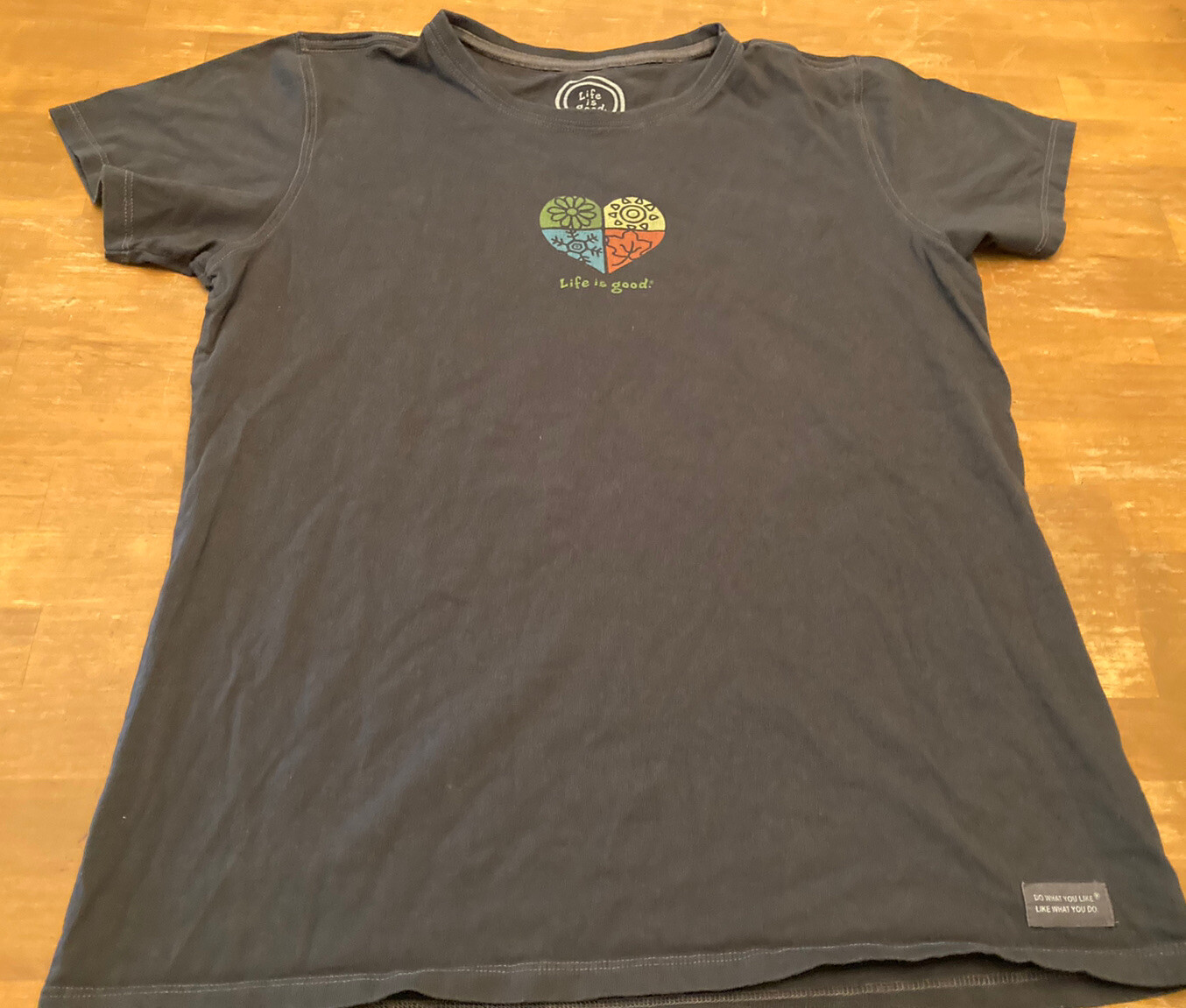Life is Good Grey Semi-Fitted Women’s Cut T-SHIRT SZ Large 4 Seasons Heart EUC