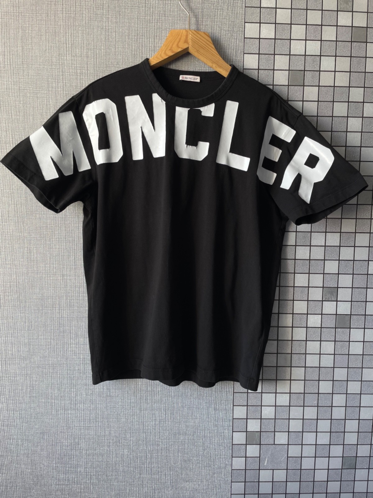 Moncler T shirt Bold Logo Tee Black Size (L) gallery