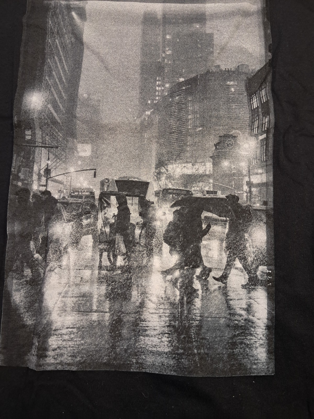 Visual. Men's Medium Black T-Shirt City Rain Street Scene Graphic Print Crew gallery