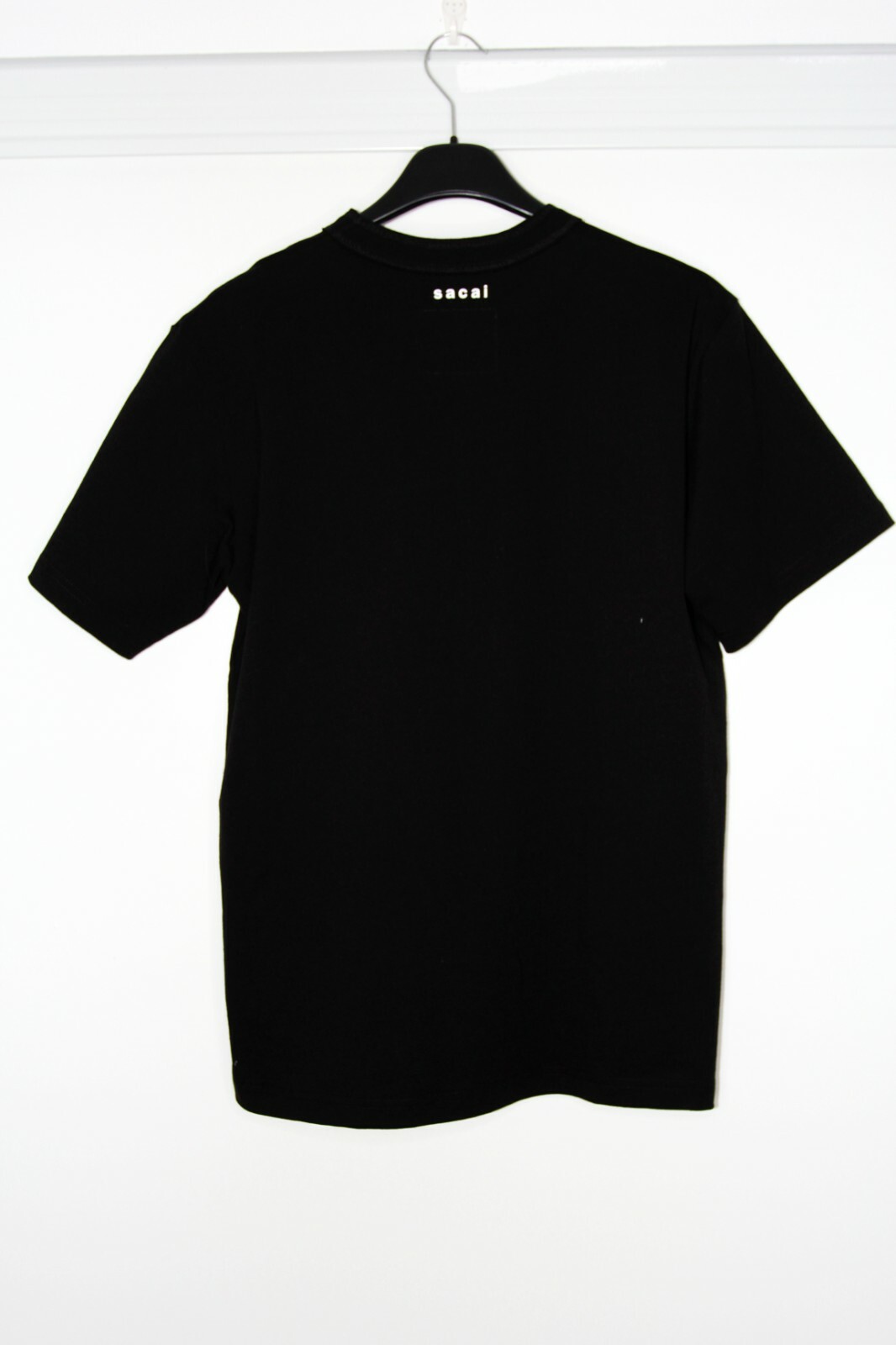 BNWT AW21 SACAI x KAWS FLOCKED LOGO PRINT TSHIRT BLACK 0 gallery