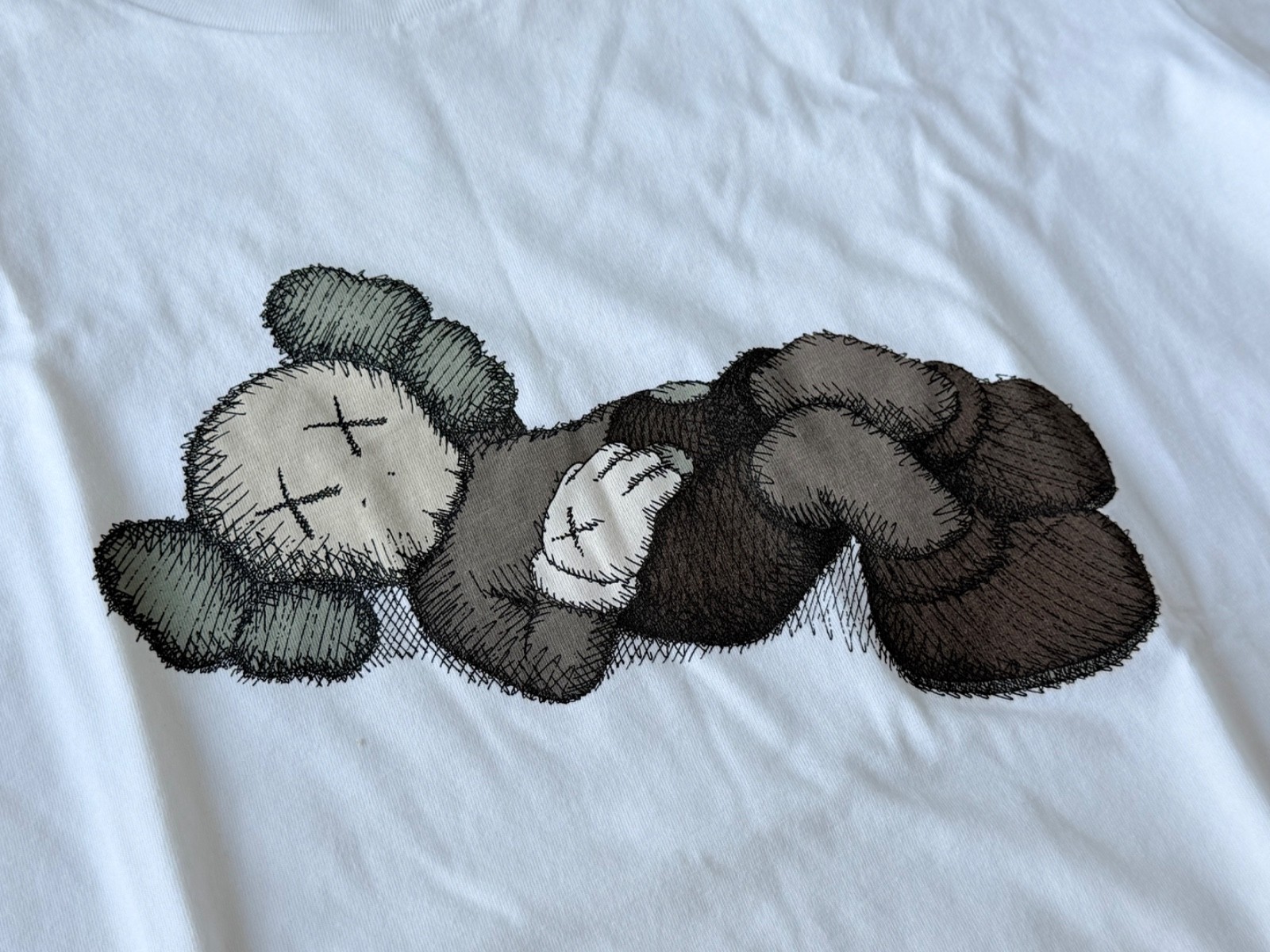 KAWS x UNIQLO T-Shirt Size XL White Used Stain on Back Japan gallery