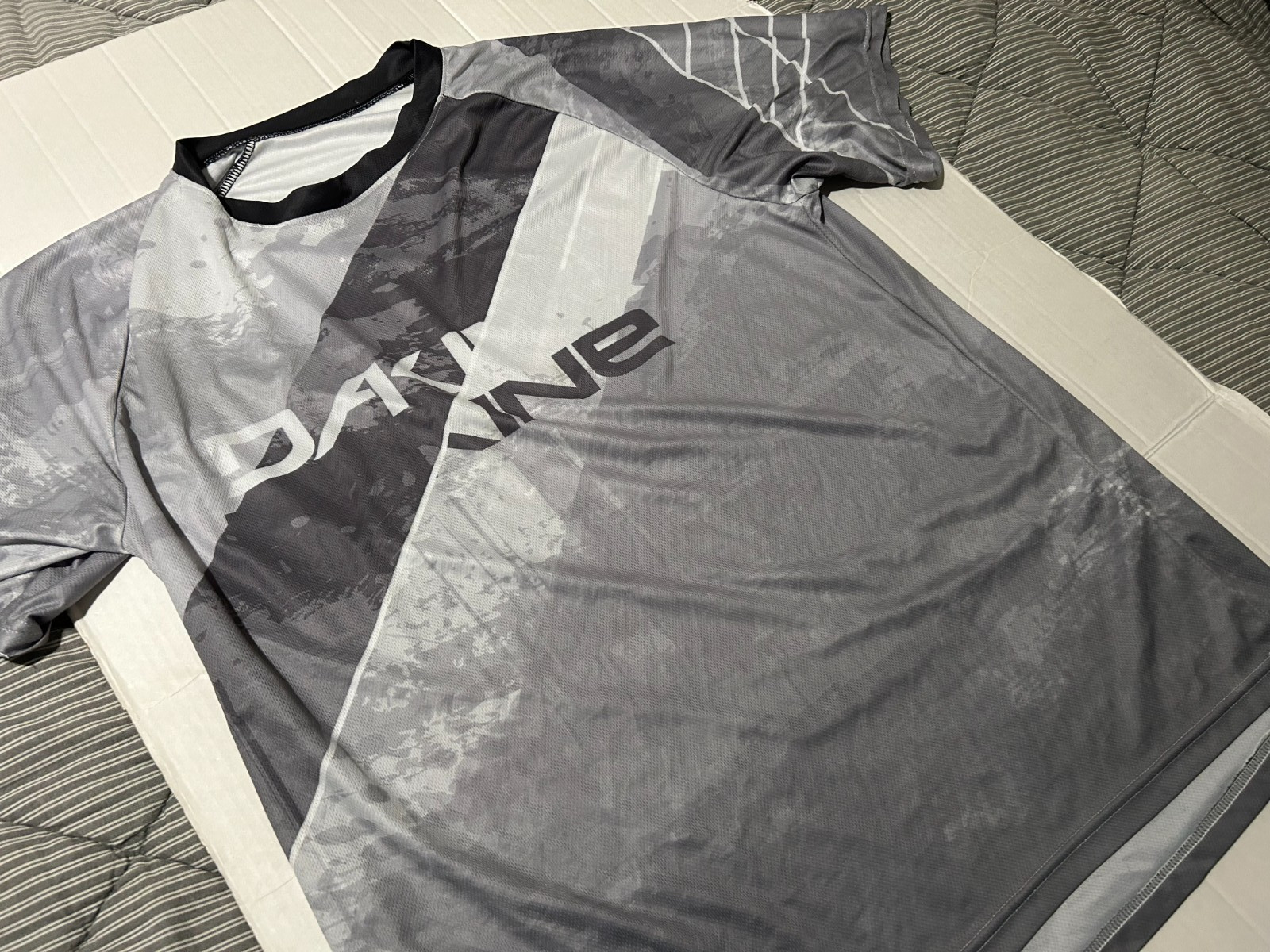 DAKINE XL ATHLETIC LIGHT WEIGHT SHORT SLEEVE SHIRT...SEE DESCRIPTION/CONDITION gallery
