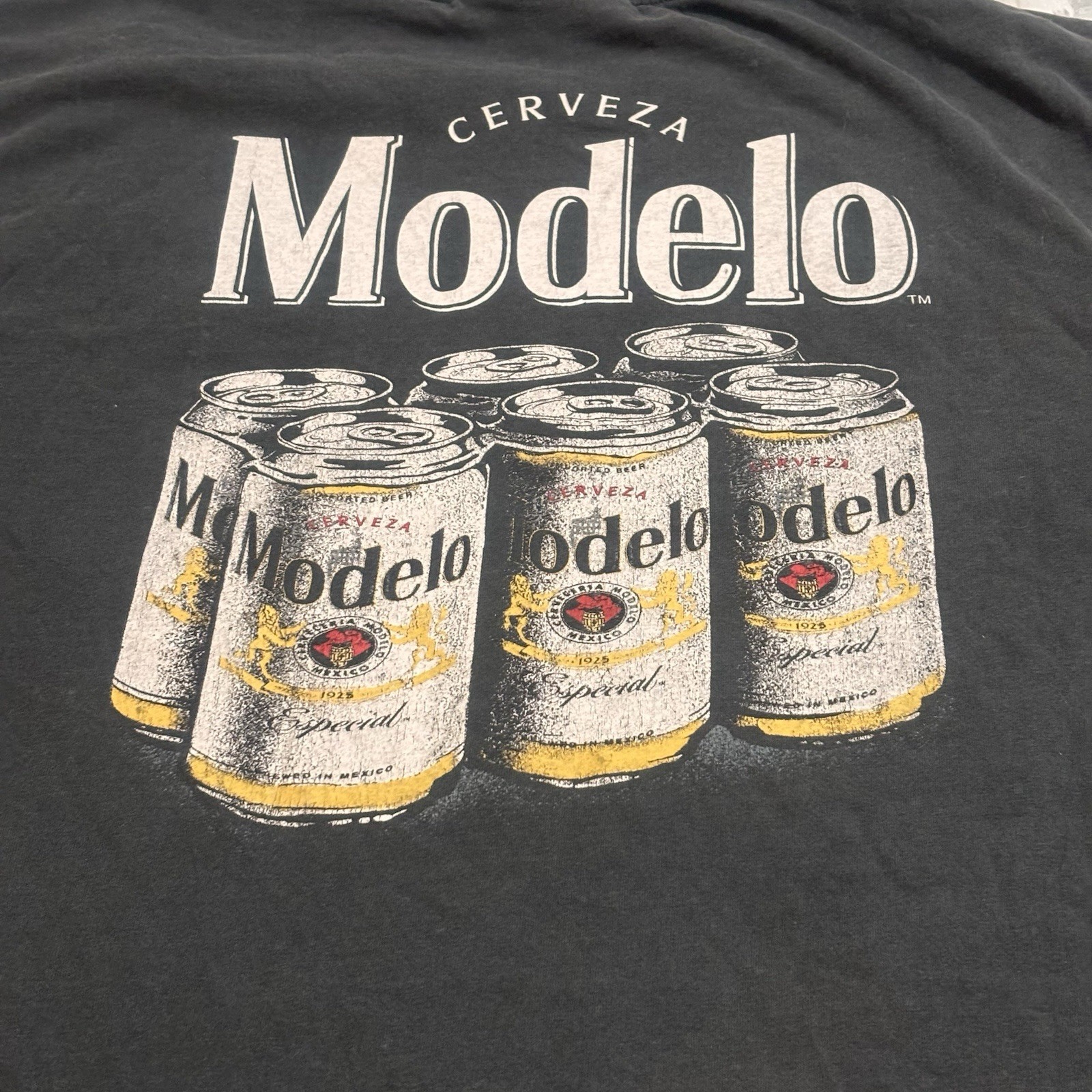 Modelo Men's Beer 6-Pack charcoal Gray Graphic print T-shirt Size M gallery