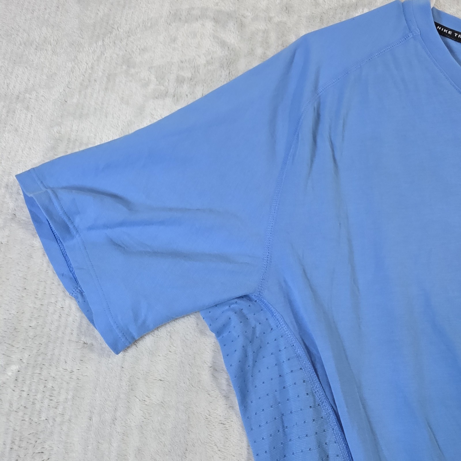 Nike trail light blue shirt size L mens DRi-FIT ADV Solar Chase gallery
