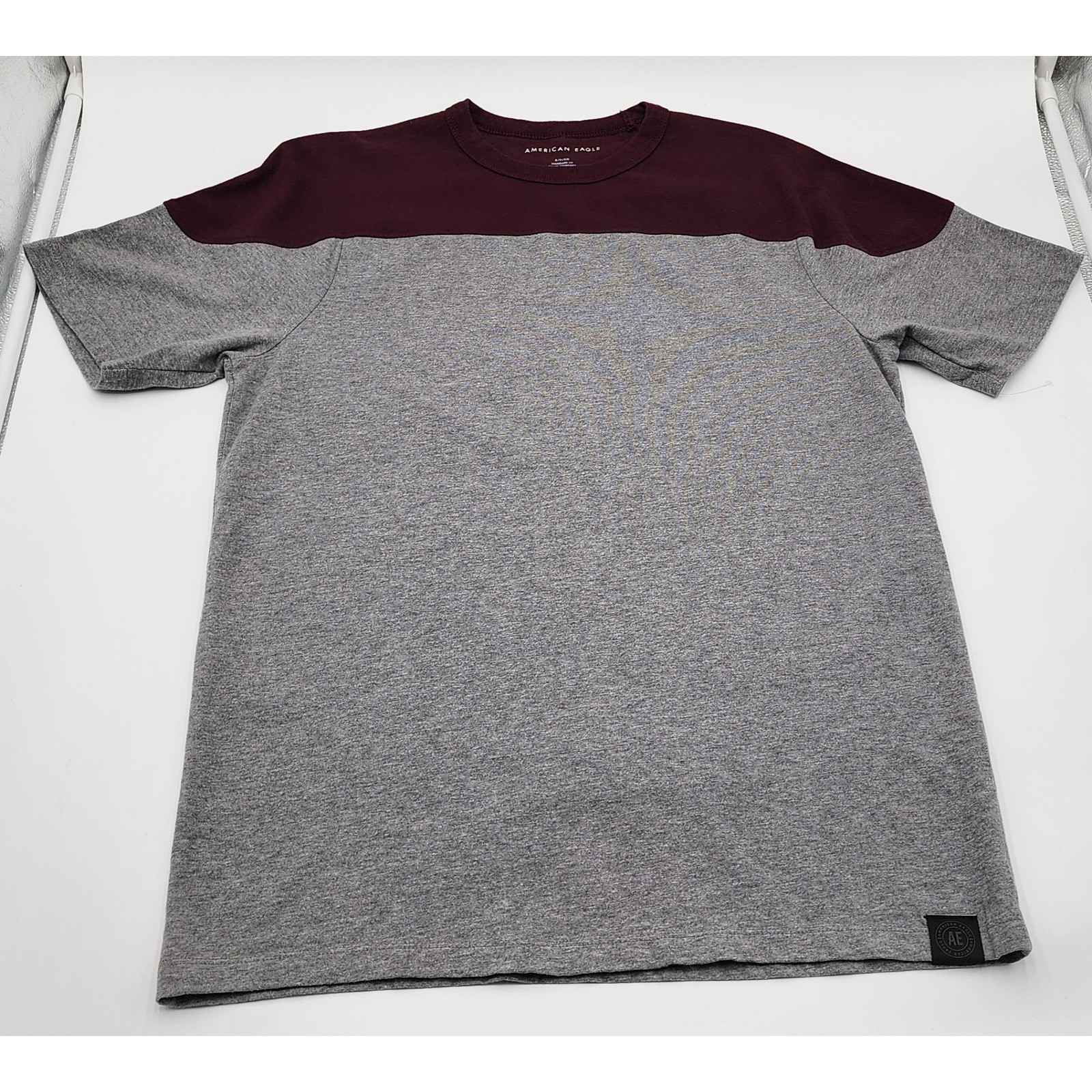 American Eagle T-Shirt Mens Small Burgundy Grey Colorblock Crew Neck EXC