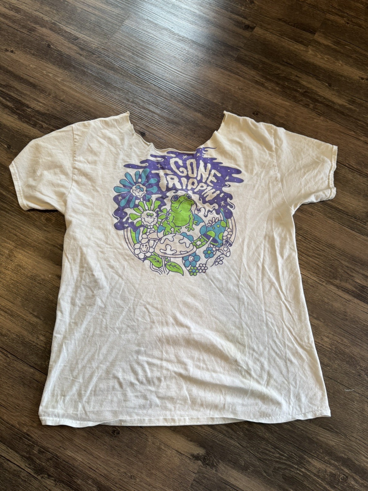 A-LAB Gone Trippin Frog White Shirt Size Large Scoop Neck Collar gallery