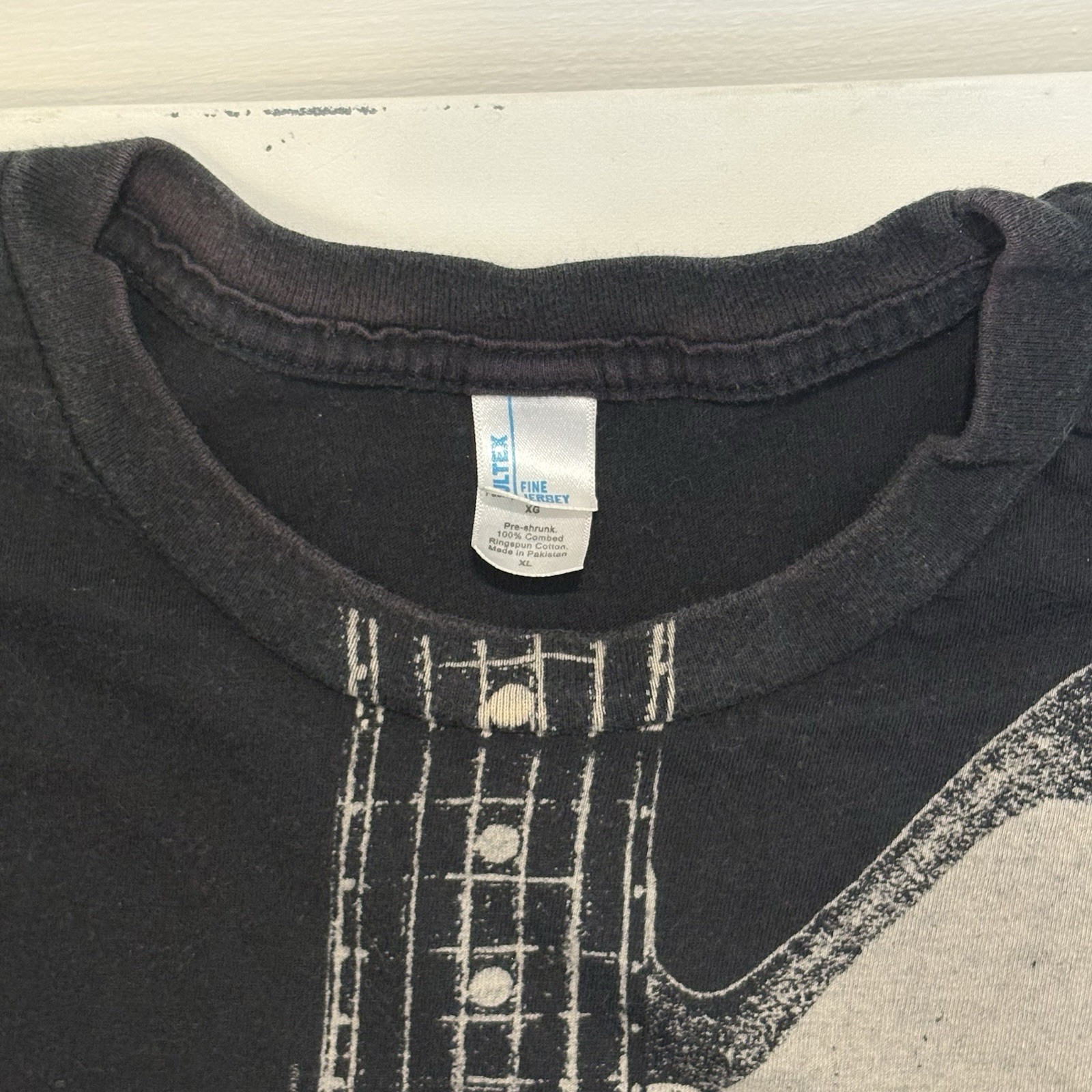 Vintage Y2K Nirvana T Shirt Size XL Black Kurt Cobain Guitar 2005 gallery