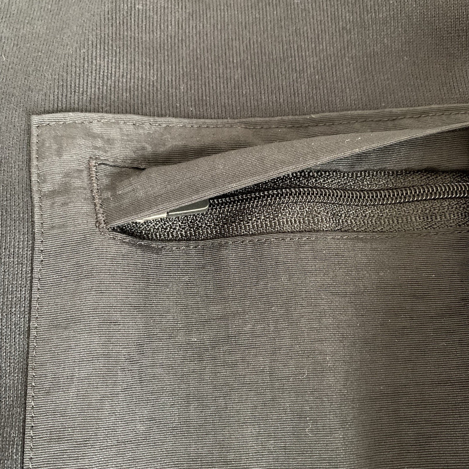 Mode of One Men's Size Small Mixed Relaxed-Fit French Terry Zip Pocket T-Shirt gallery