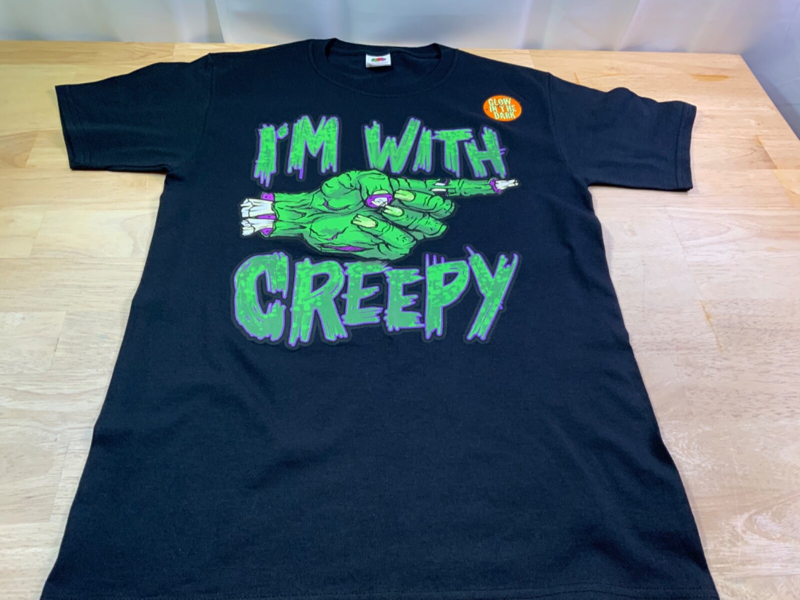 New Men’s Halloween T-Shirt says I’m With Creepy Size S-34/36 GLOWS in the Dark*