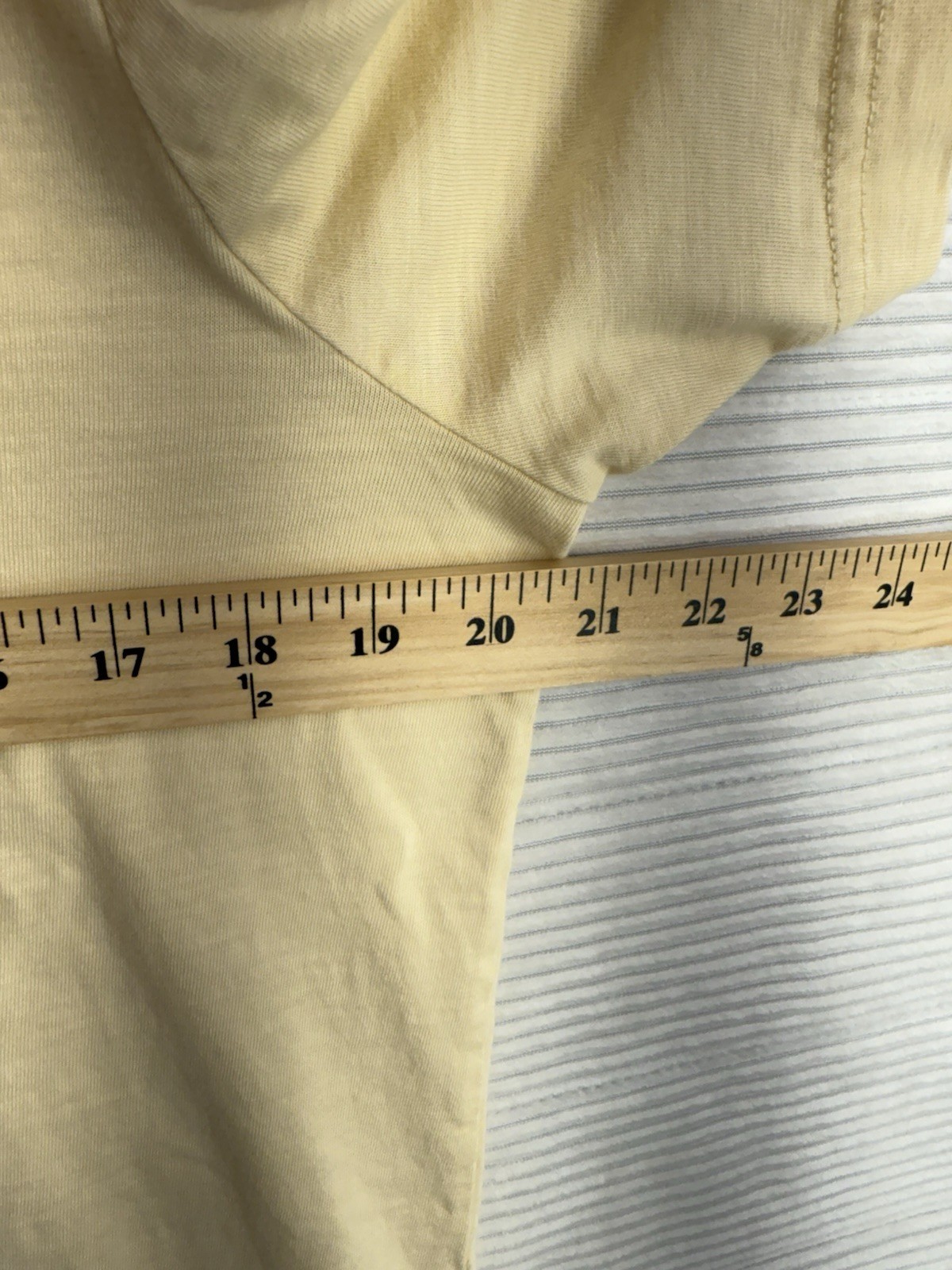 Faherty Men’s Sunwashed Organic Cotton Pocket T Shirt Pale Yellow Size M gallery