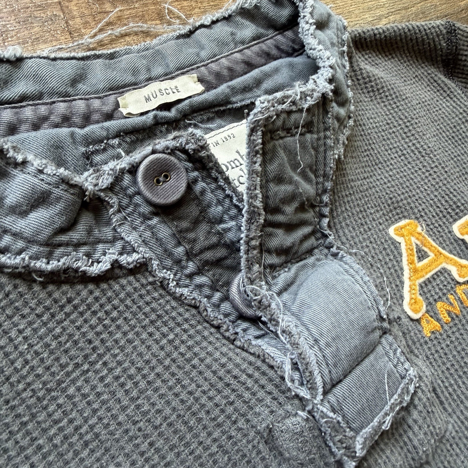 VTG Y2K Mens M Gray Abercrombie & Fitch Waffle Knit Henley Thermal Muscle Shirt gallery