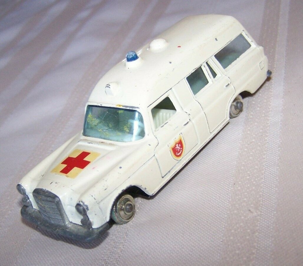 Matchbox king size k-6 MERCEDES BENZ’ BINZ’ Ambulance 1967 Lesney vintage